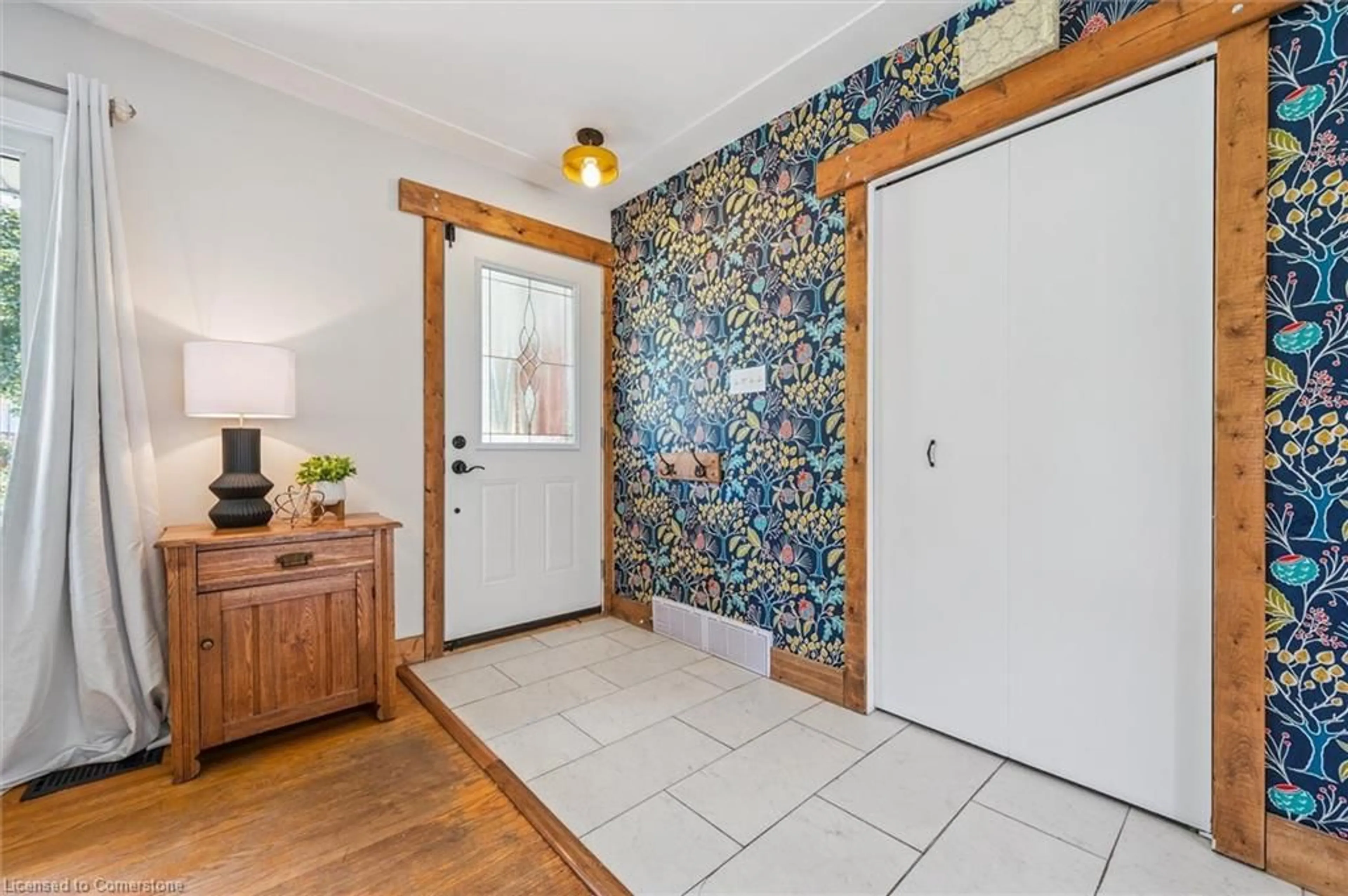Indoor entryway for 54 Admiral Rd, Kitchener Ontario N2M 1R1