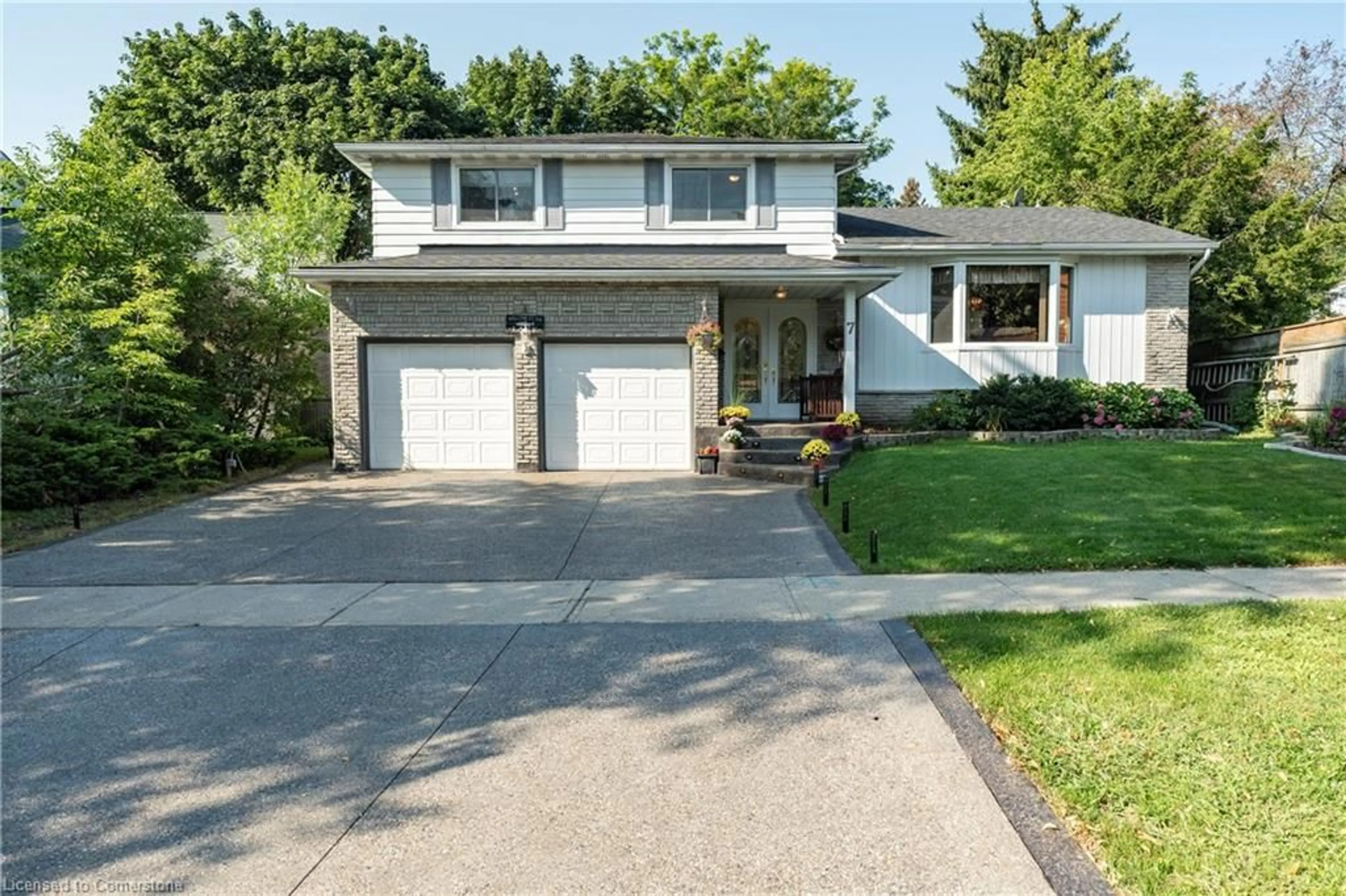 Home with vinyl exterior material, street for 7 Meadowbrook Dr, Kitchener Ontario N2N 1E5
