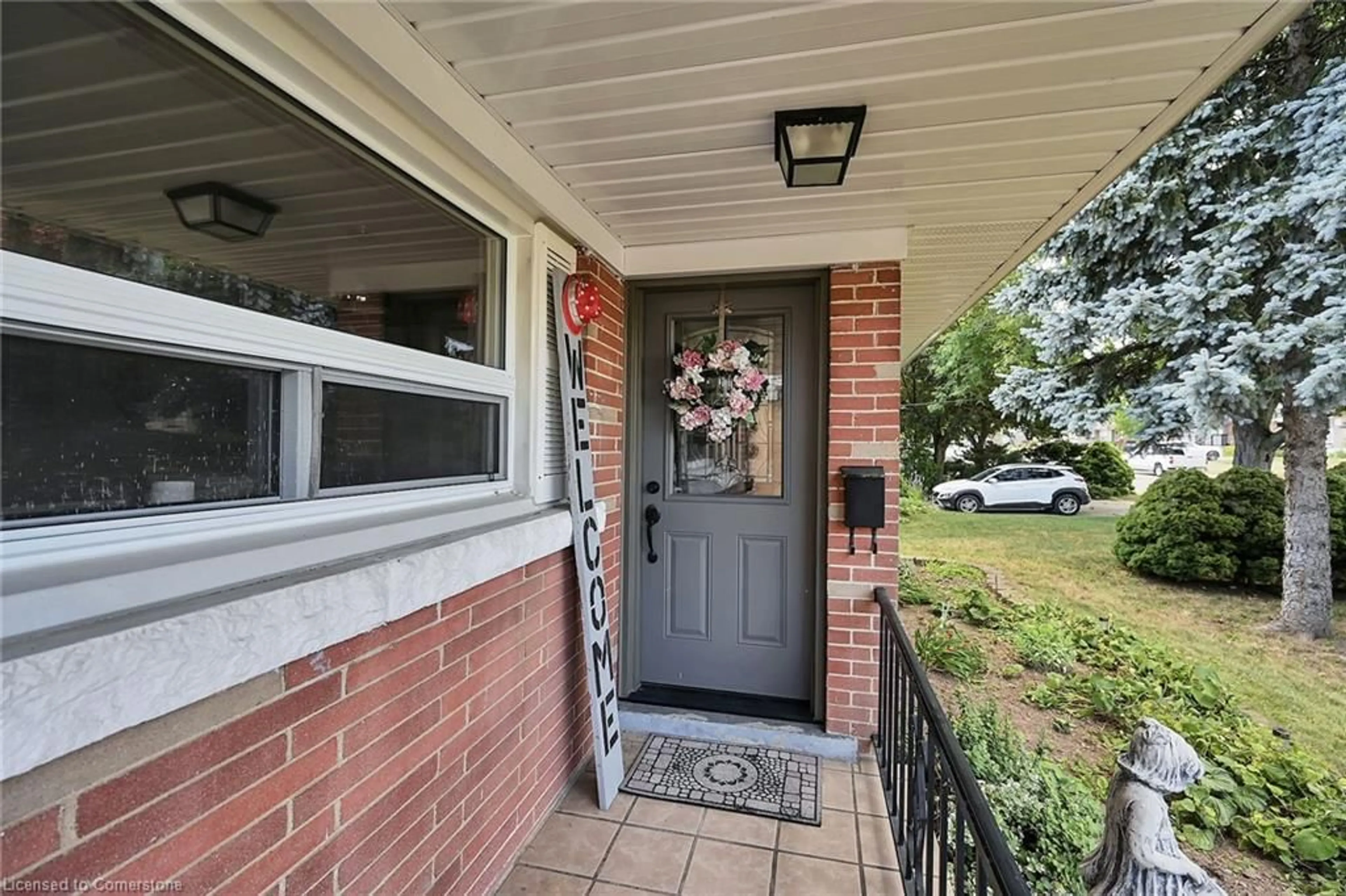 Indoor entryway for 305 East 36th St, Hamilton Ontario L8V 3Z7