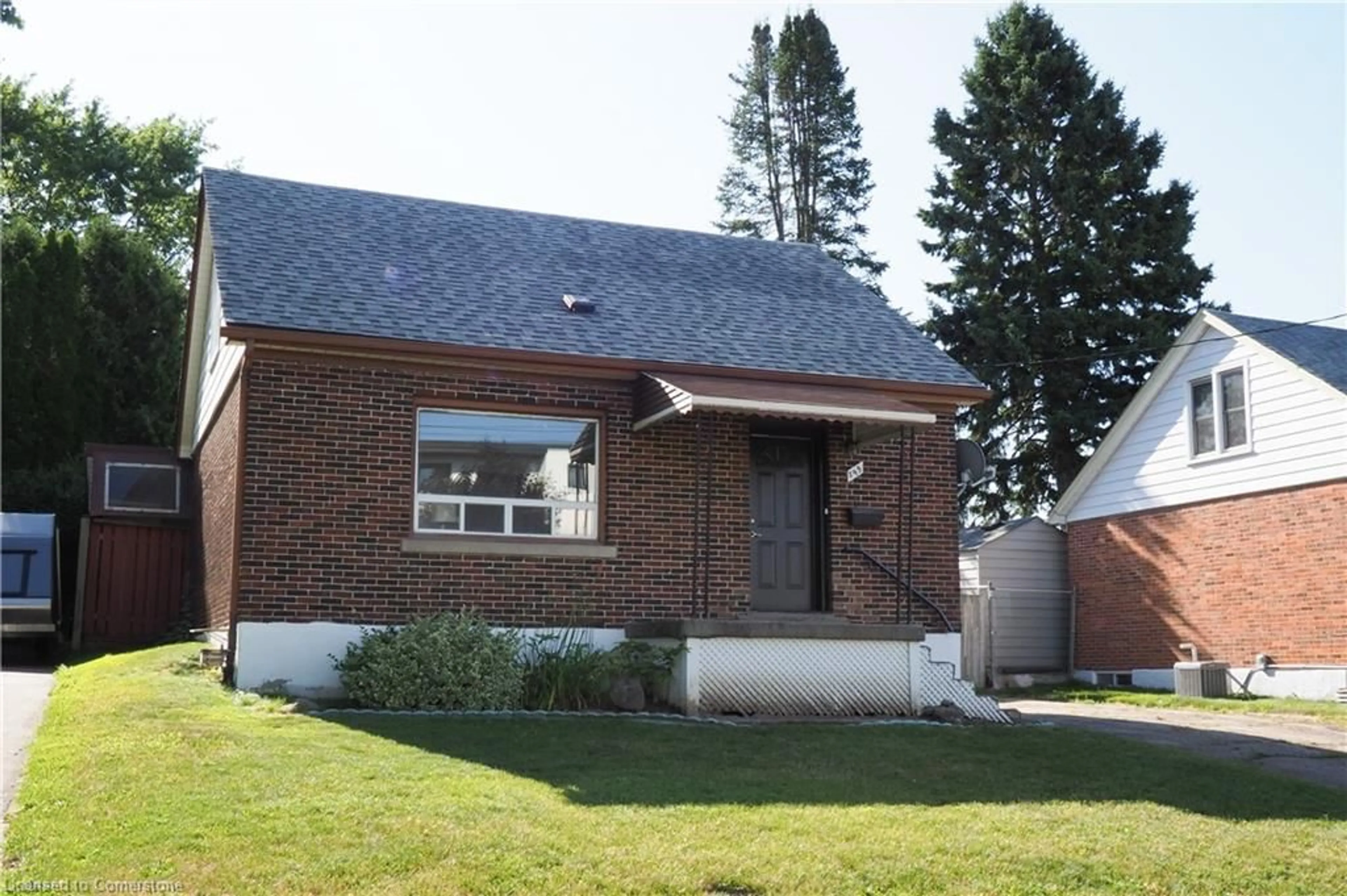 Home with brick exterior material, street for 195 Sixth Ave, Kitchener Ontario N2C 1R2