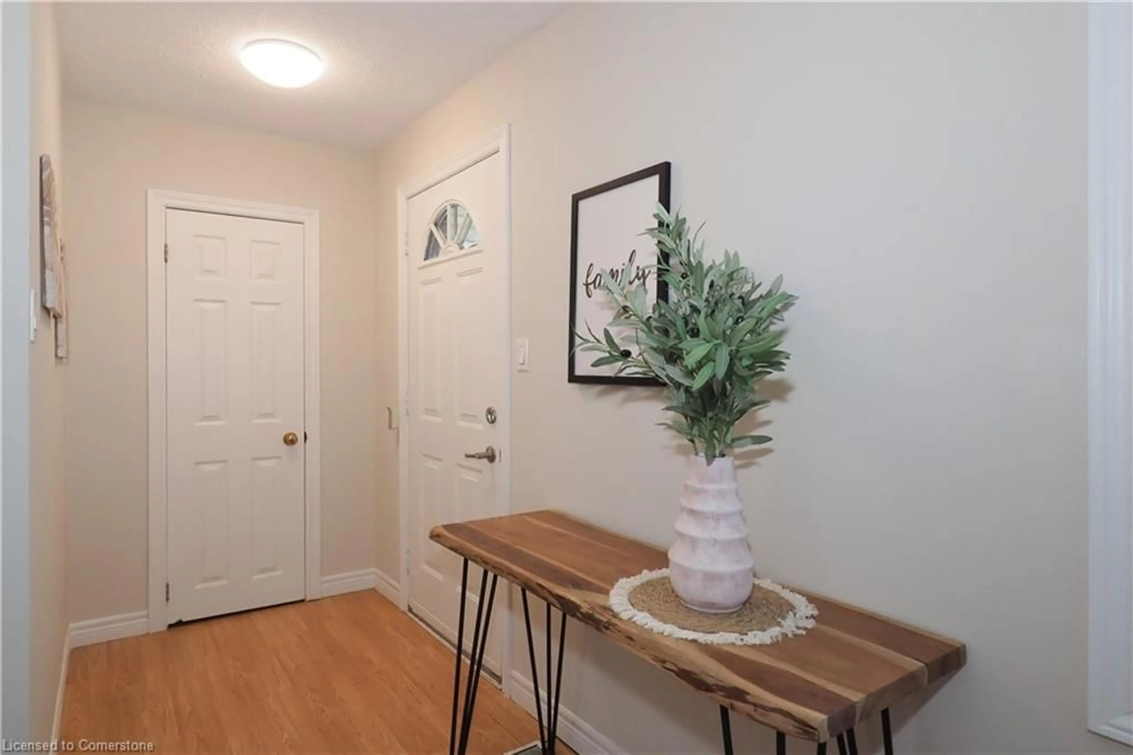Indoor entryway for 195 Sixth Ave, Kitchener Ontario N2C 1R2