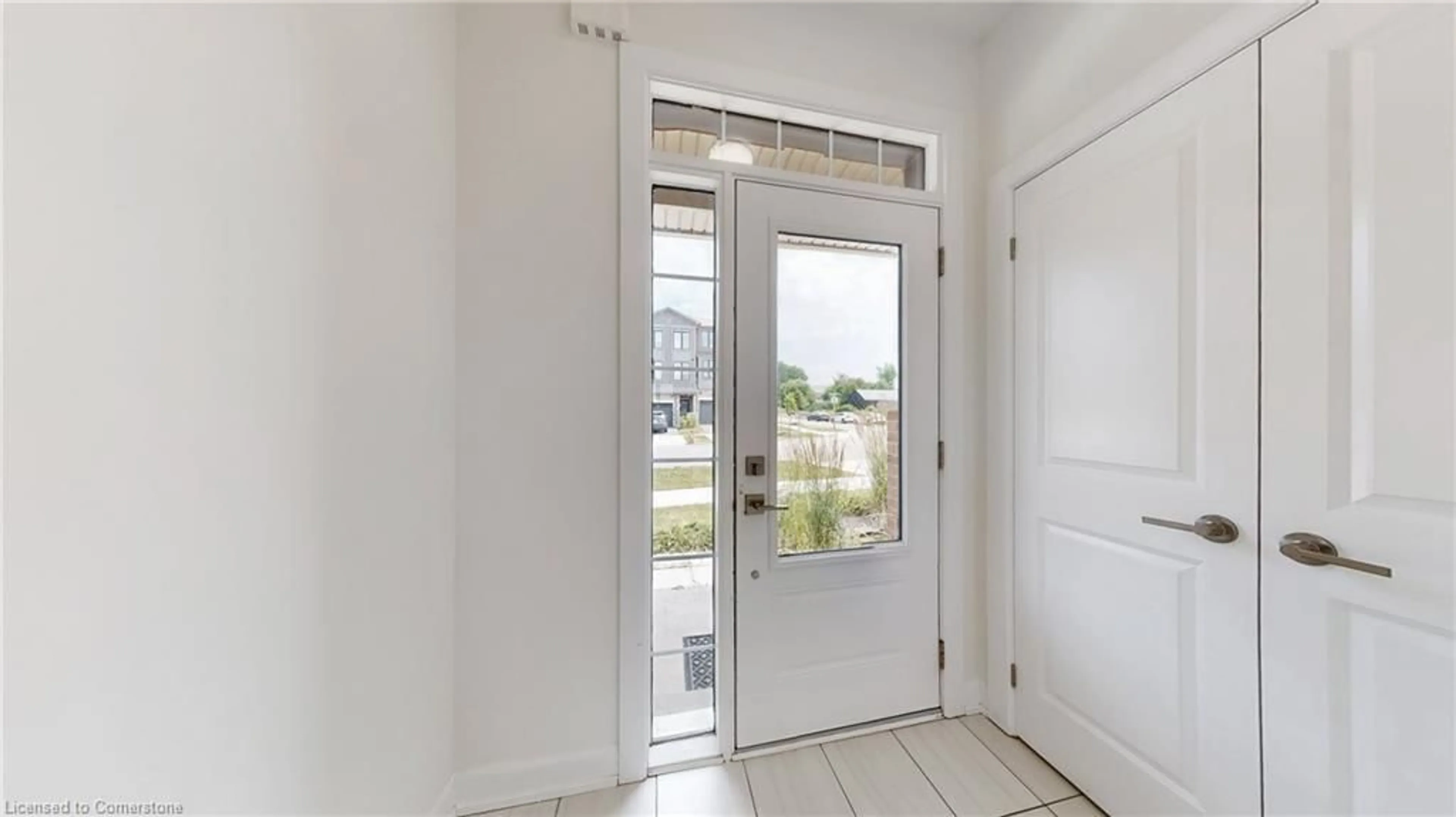 Indoor entryway for 25 Hollywood Court Crt, Cambridge Ontario N1R 0C7