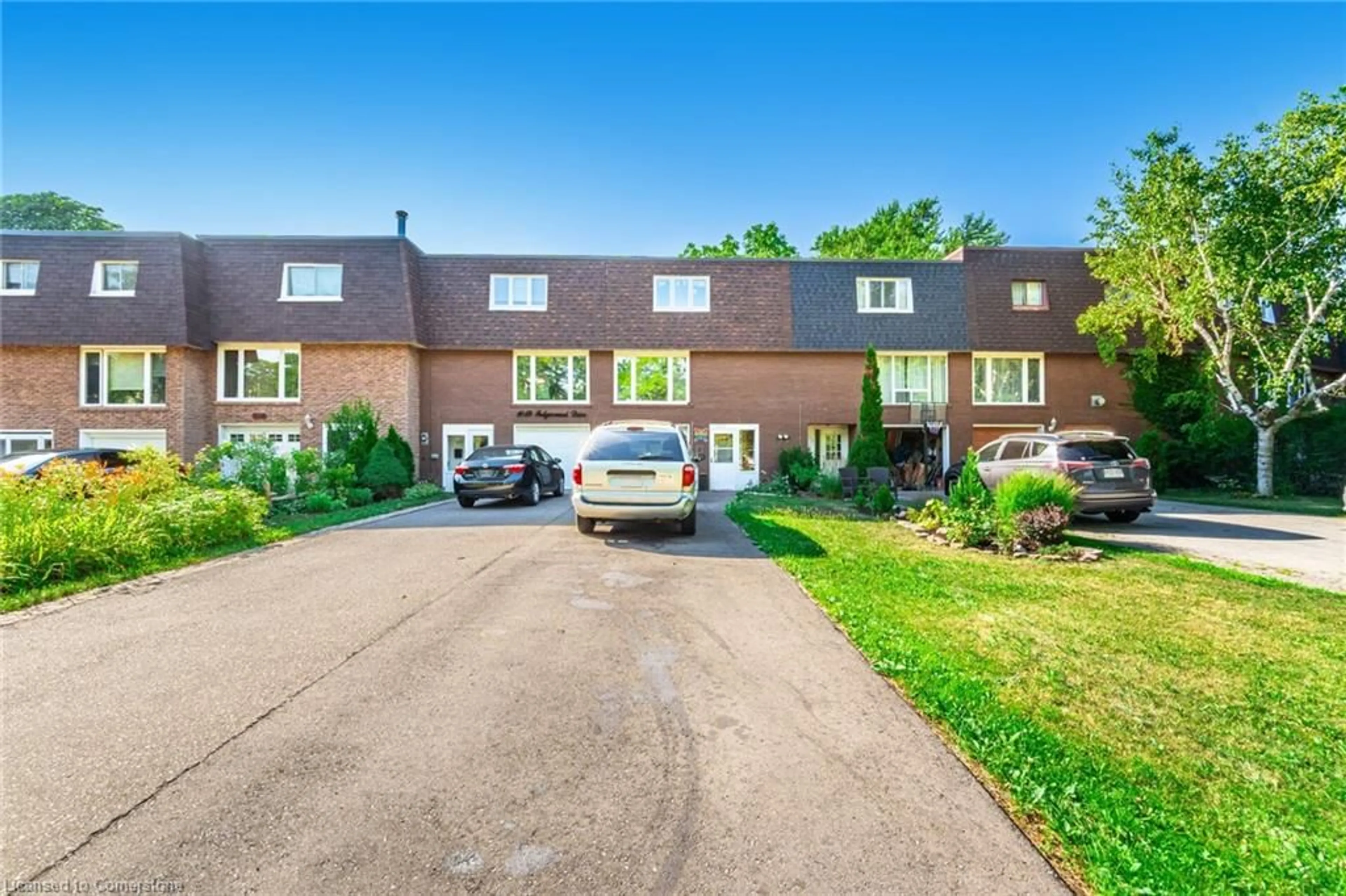 A pic from outside/outdoor area/front of a property/back of a property/a pic from drone, street for 1021 Falgarwood Dr, Oakville Ontario L6H 1N7
