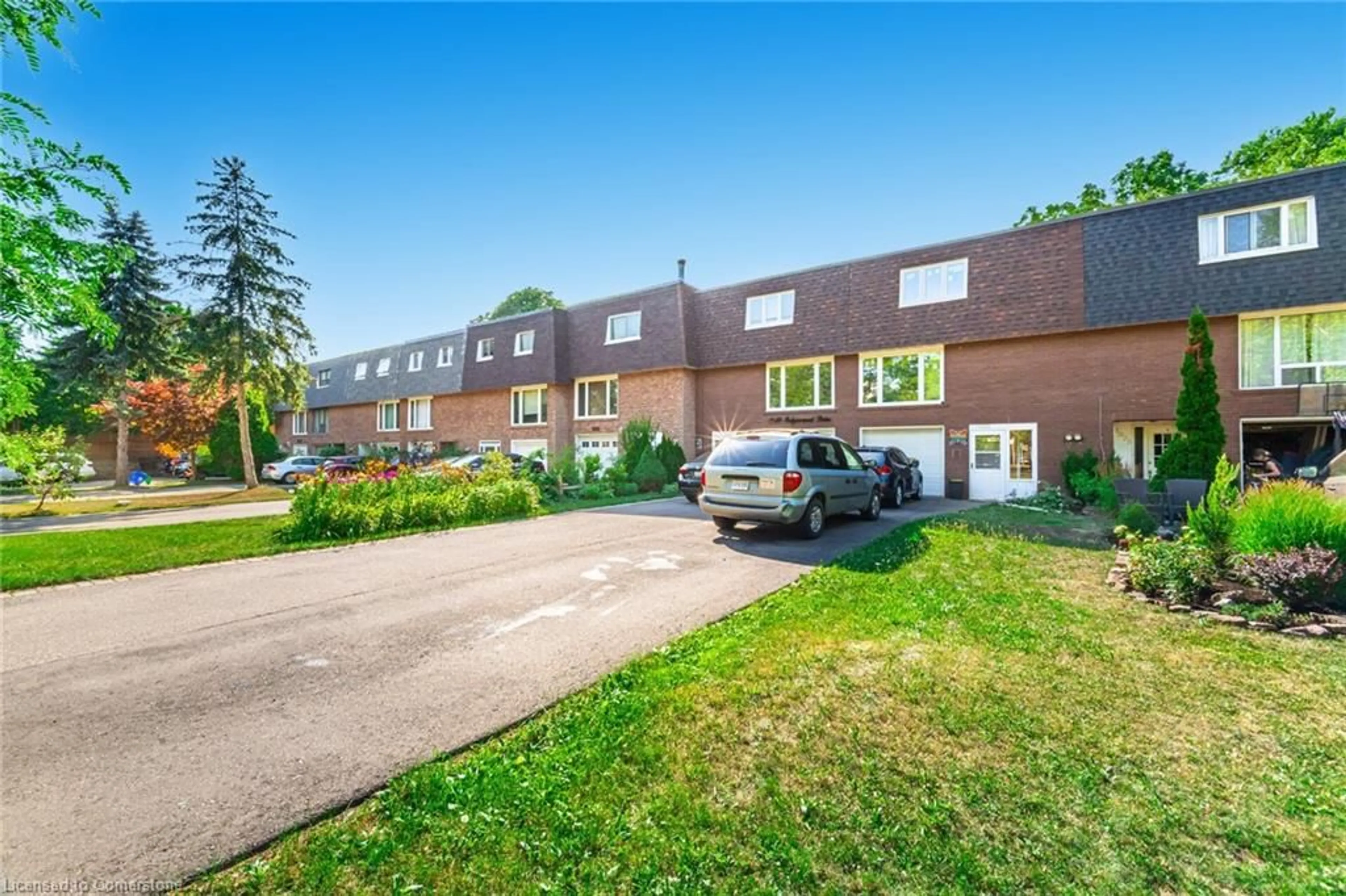 A pic from outside/outdoor area/front of a property/back of a property/a pic from drone, street for 1021 Falgarwood Dr, Oakville Ontario L6H 1N7