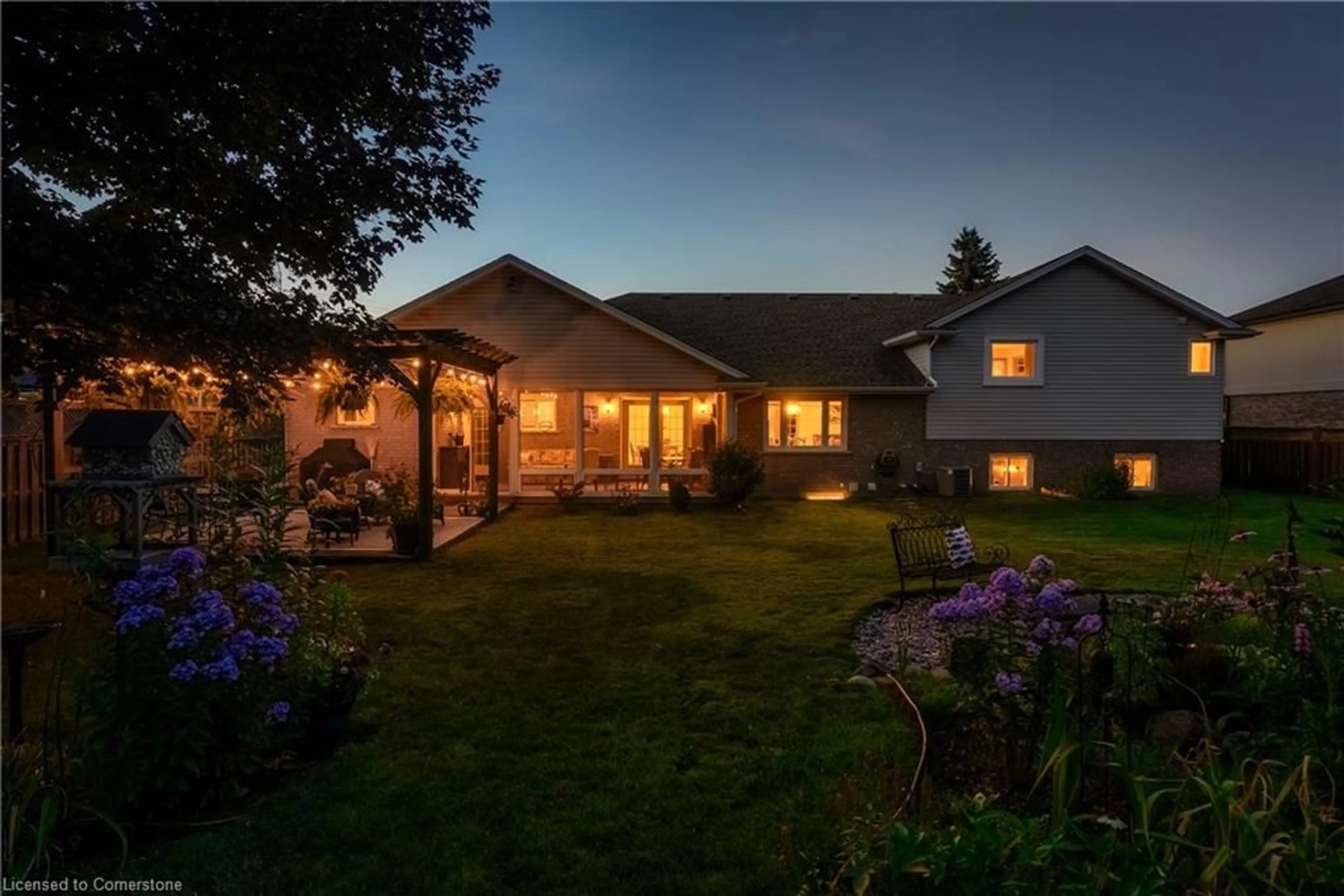 A pic from outside/outdoor area/front of a property/back of a property/a pic from drone, unknown for 8058 Westminister Dr, Niagara Falls Ontario L2H 2Z2