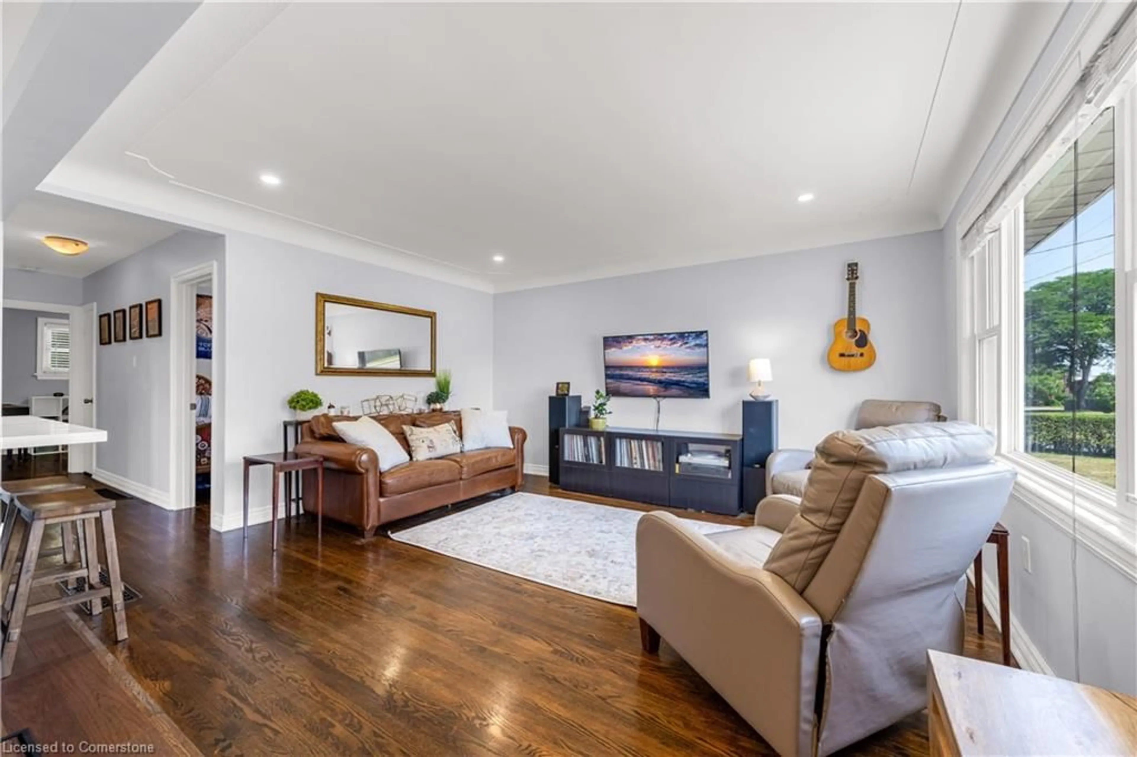 Living room with furniture, wood/laminate floor for 142 Brentwood Dr, Hamilton Ontario L8T 3W6