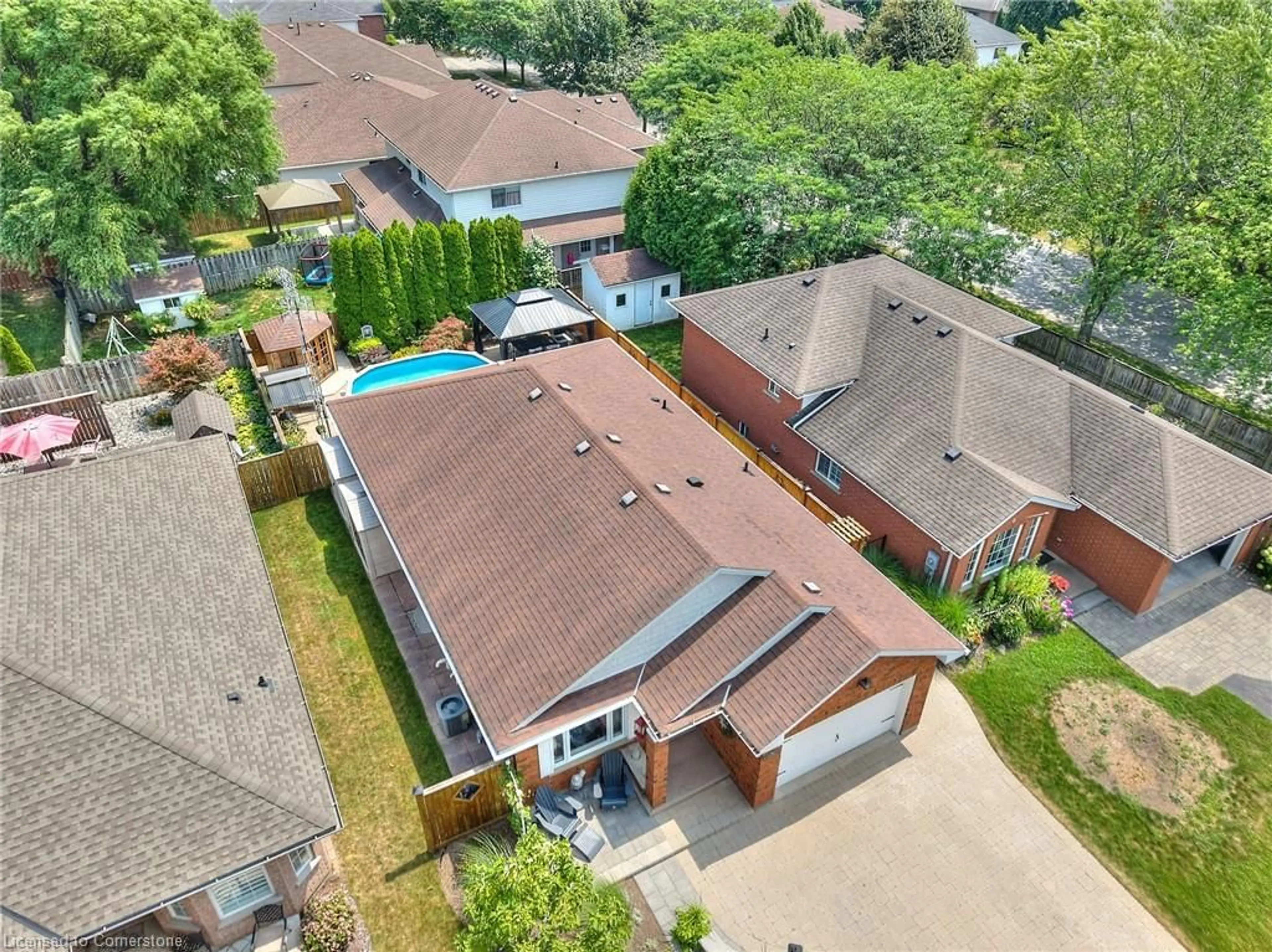 A pic from outside/outdoor area/front of a property/back of a property/a pic from drone, street for 33 Tanner Dr, Fonthill Ontario L0S 1E4