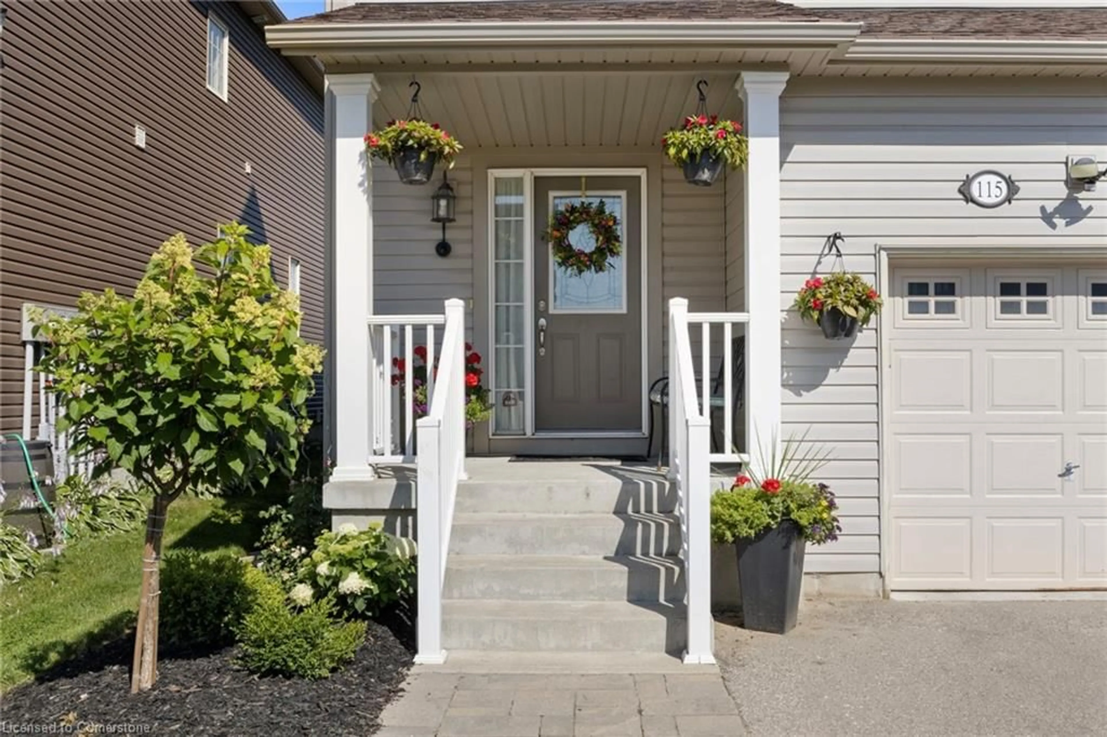 Indoor entryway for 115 Courtney Street, Fergus Ontario N1M 0E3