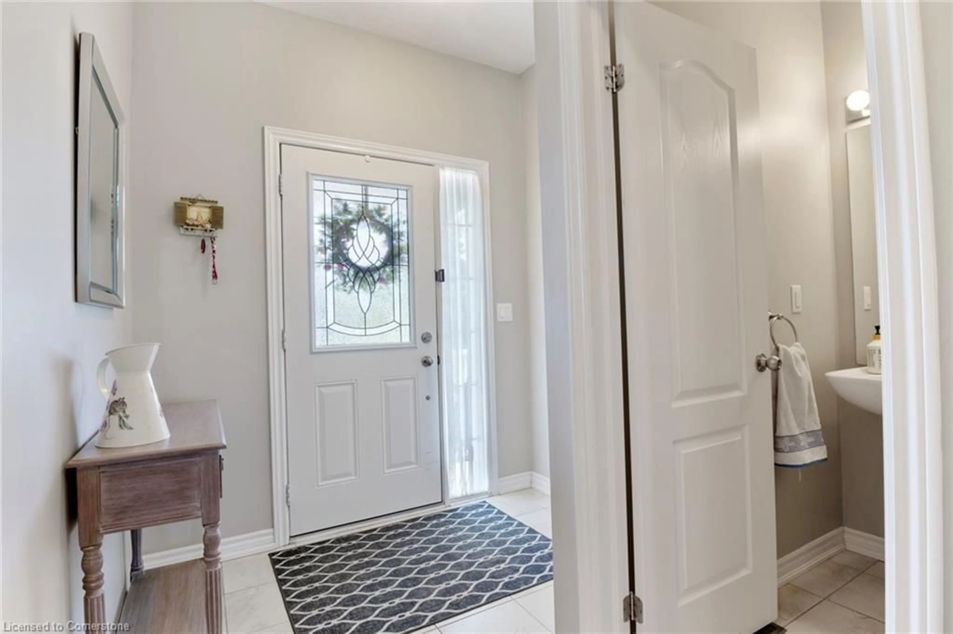 Indoor entryway for 115 Courtney Street, Fergus Ontario N1M 0E3