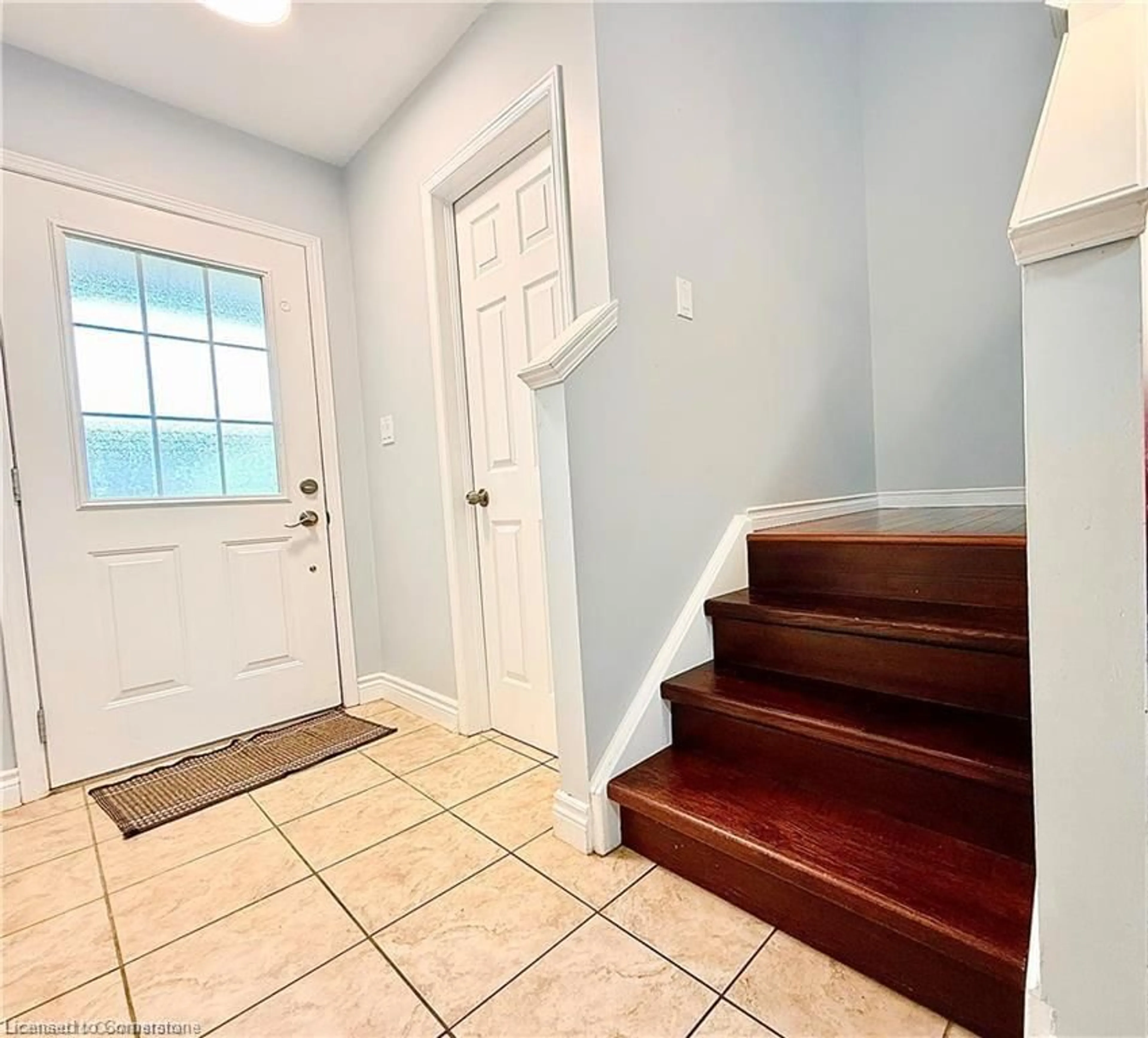 Indoor entryway for 160 Prosperity Dr, Kitchener Ontario N2E 4E5