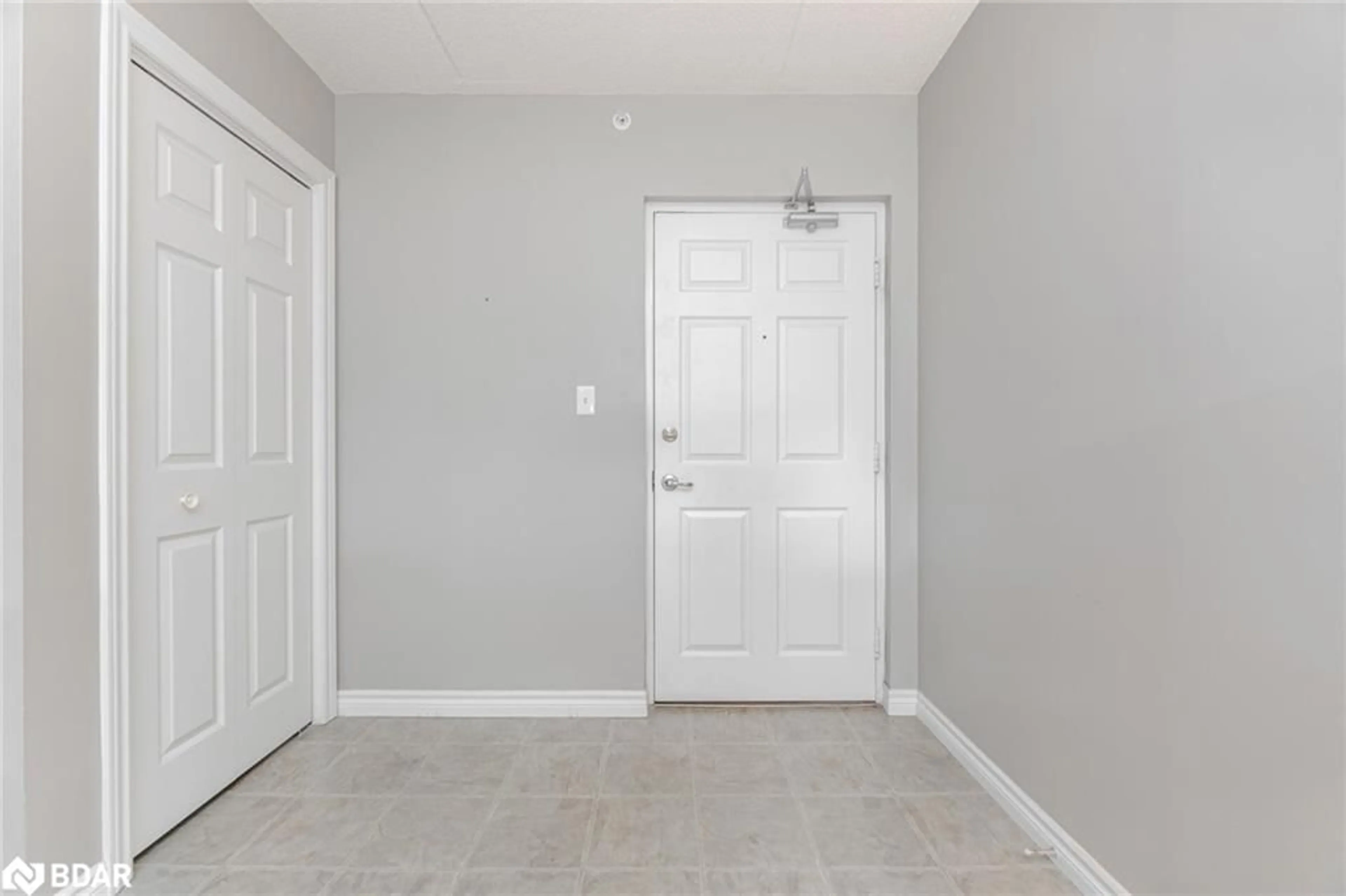 Indoor entryway for 1370 Main St #105, Milton Ontario L9T 7S8