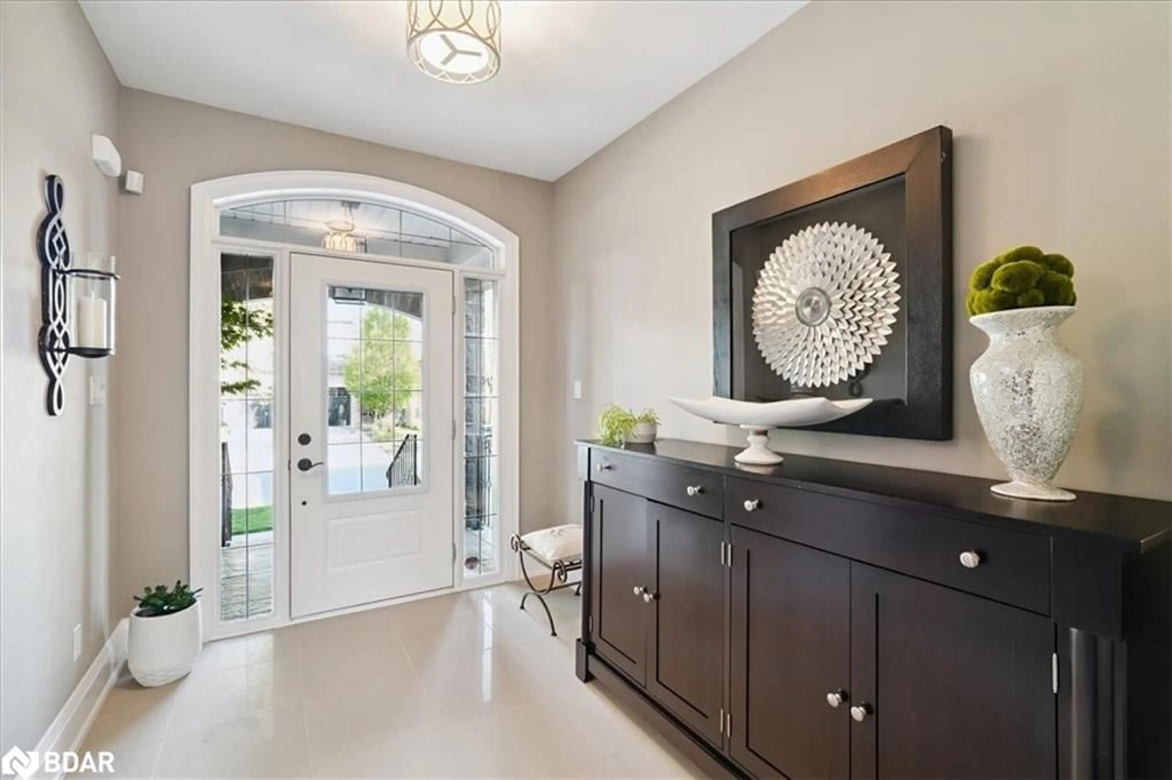 Indoor entryway for 530 Hidden Trail, Oakville Ontario L6M 0N3