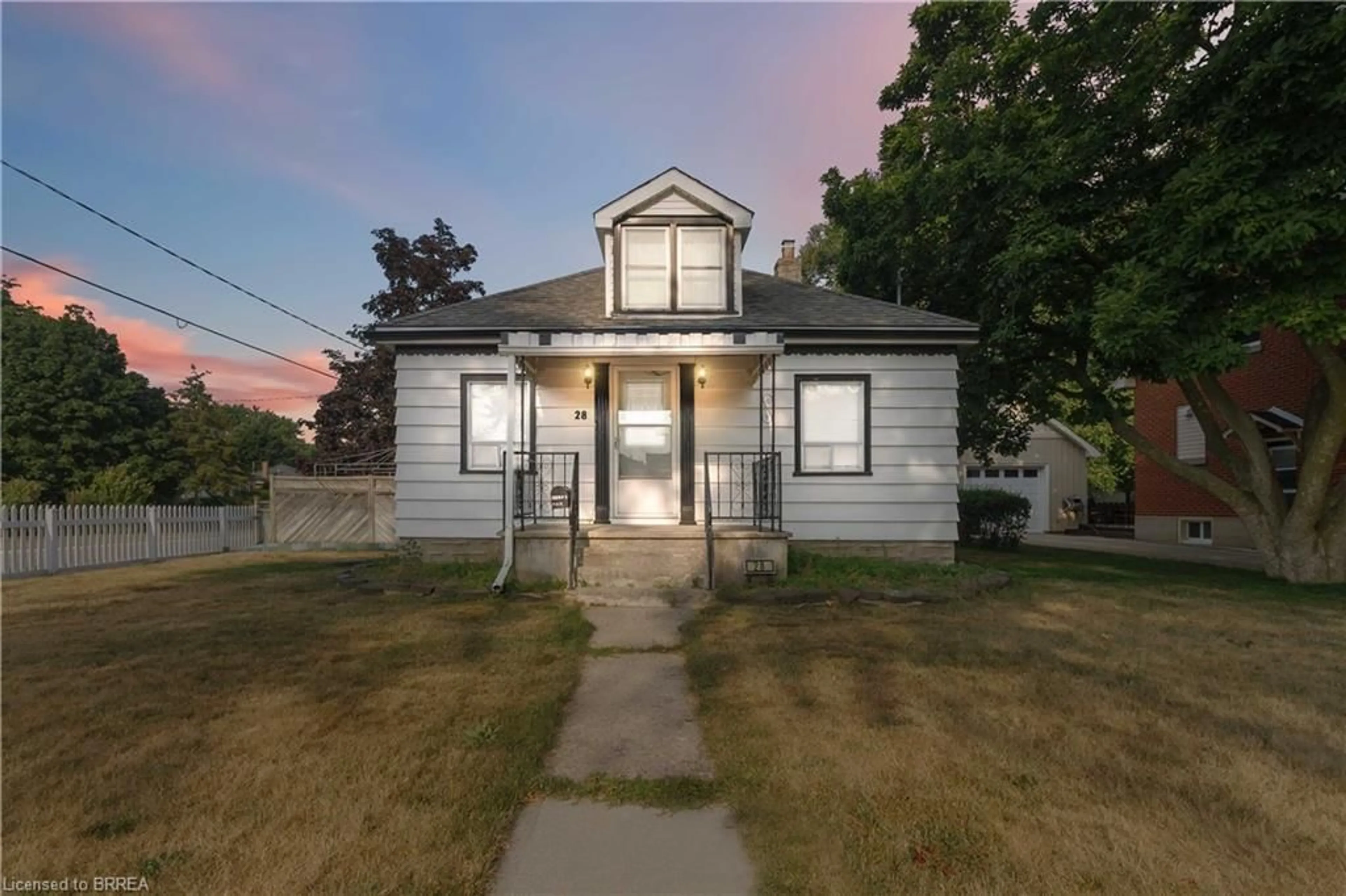 A pic from outside/outdoor area/front of a property/back of a property/a pic from drone, street for 28 Hamilton Ave, Brantford Ontario N3S 6Z8