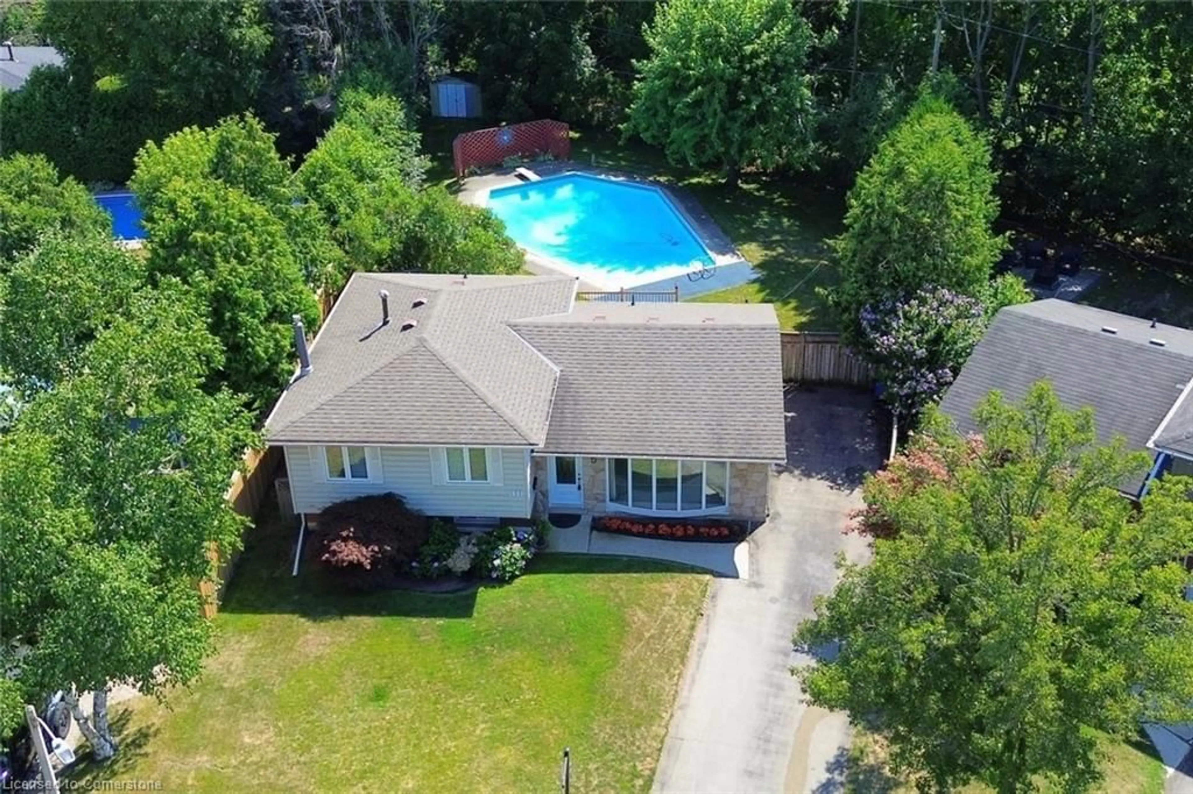 A pic from outside/outdoor area/front of a property/back of a property/a pic from drone, water/lake/river/ocean view for 552 Hull Crt, Burlington Ontario L7N 3C9