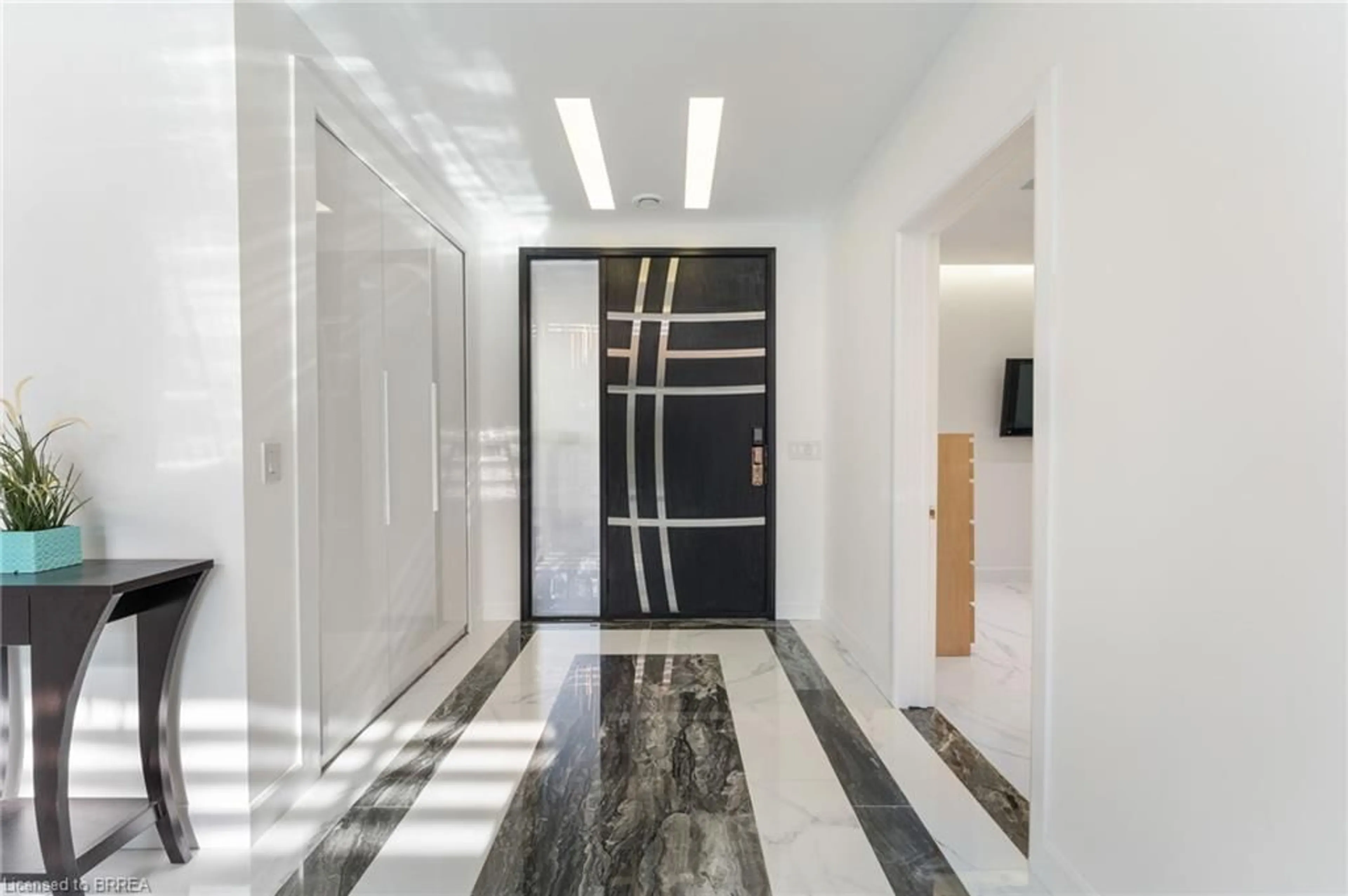Indoor foyer for 6 Campbell Farm Rd, Brantford Ontario N3T 5L6
