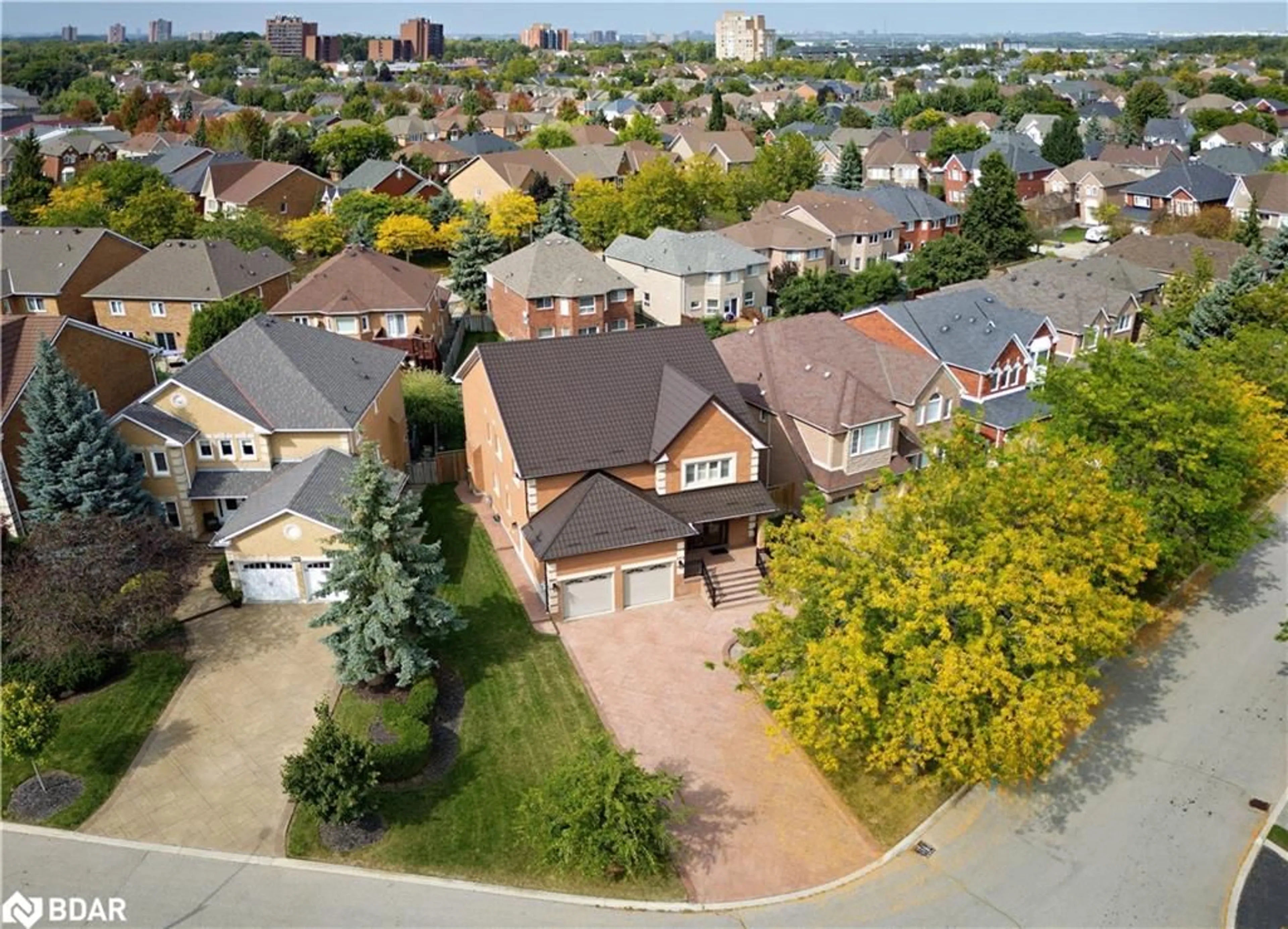 A pic from outside/outdoor area/front of a property/back of a property/a pic from drone, street for 2857 Termini Terr, Mississauga Ontario L5M 5S3