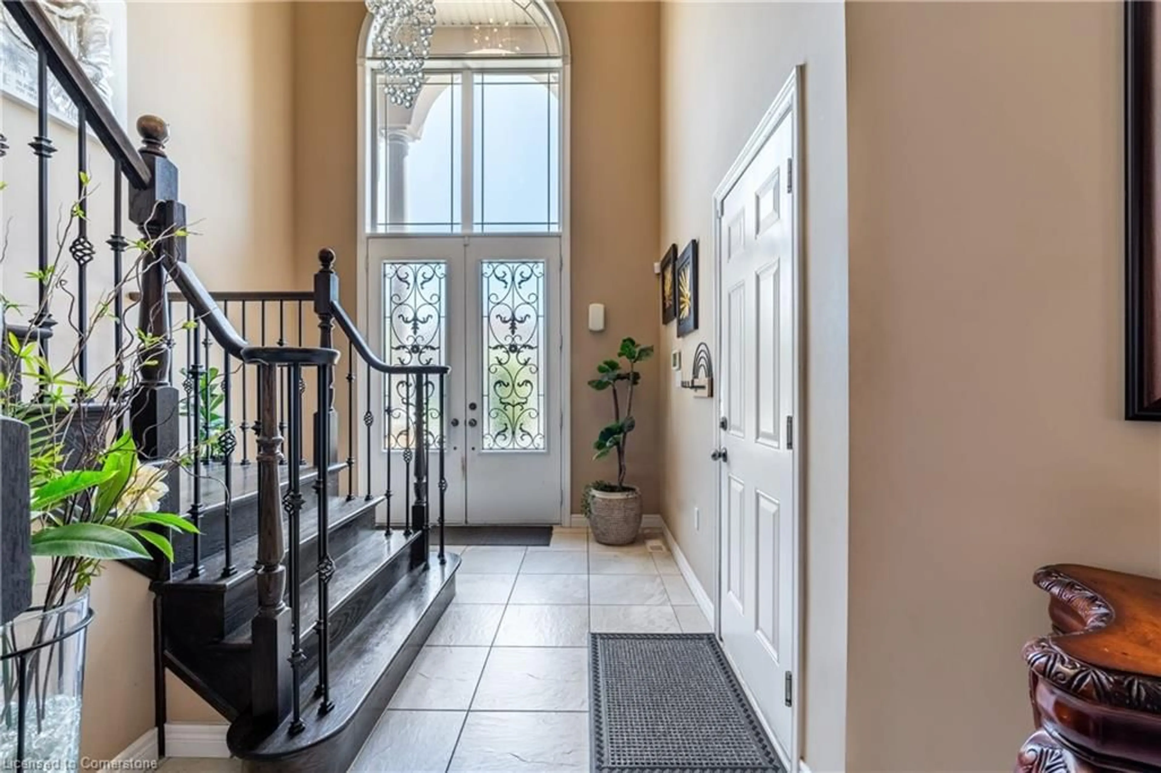 Indoor entryway for 27 Pinemeadow Dr, Hamilton Ontario L9A 0B7