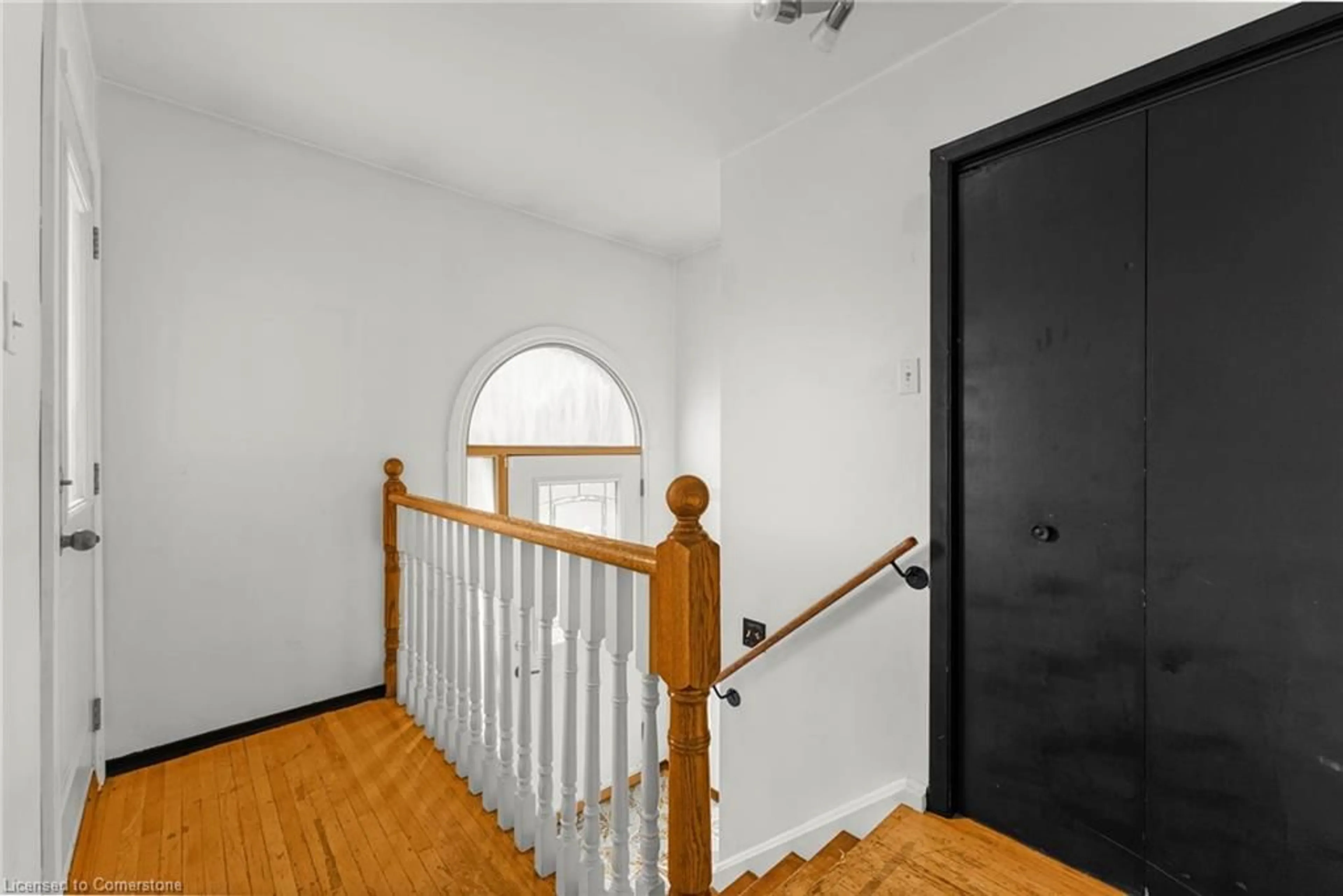 Indoor foyer for 119 Albany Dr, Woodbridge Ontario L4L 2X6