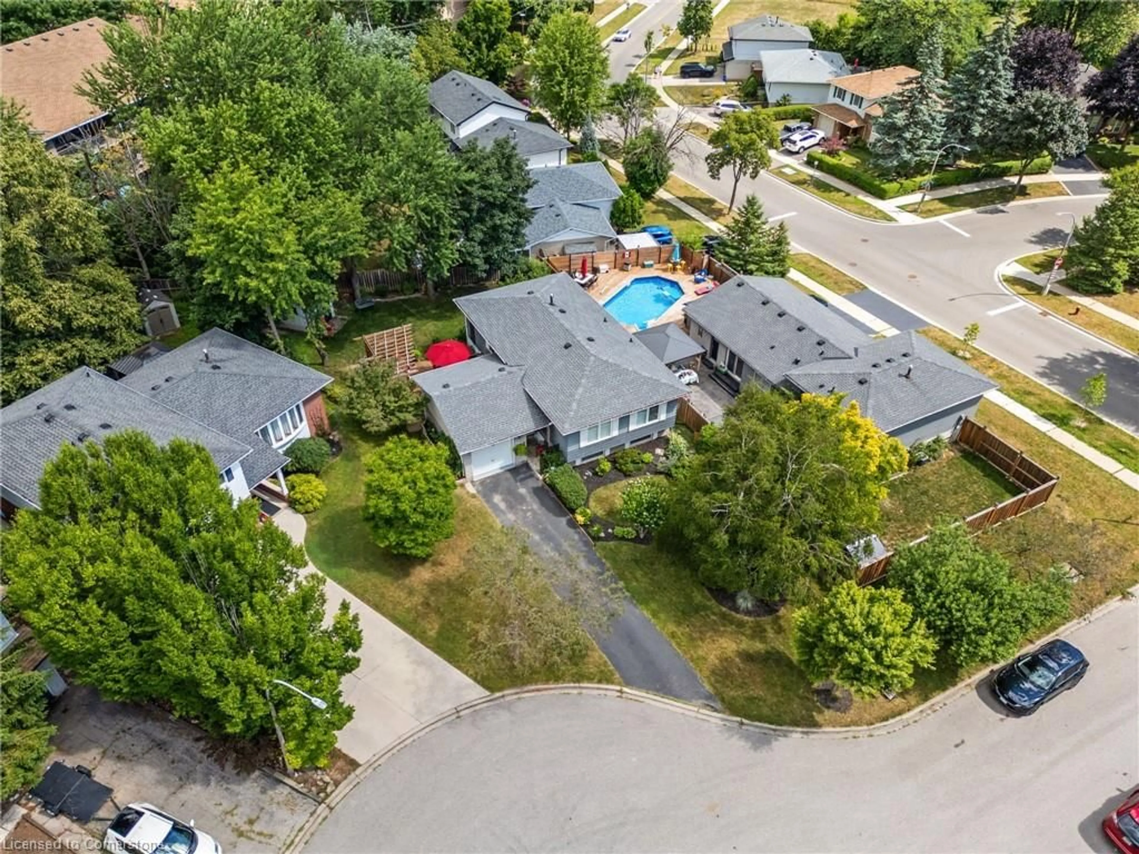A pic from outside/outdoor area/front of a property/back of a property/a pic from drone, street for 1383 Christina Crt, Burlington Ontario L7P 2V8