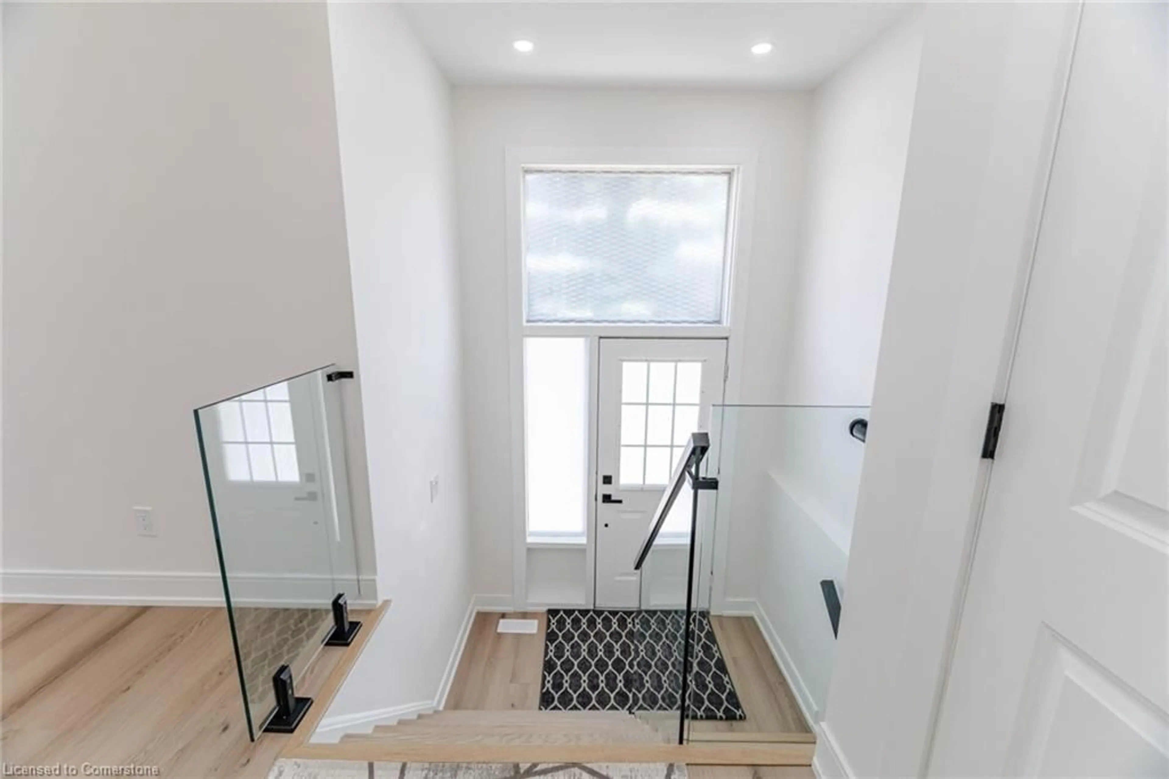 Indoor entryway for 477 Fergo Ave, Mississauga Ontario L5B 2J2