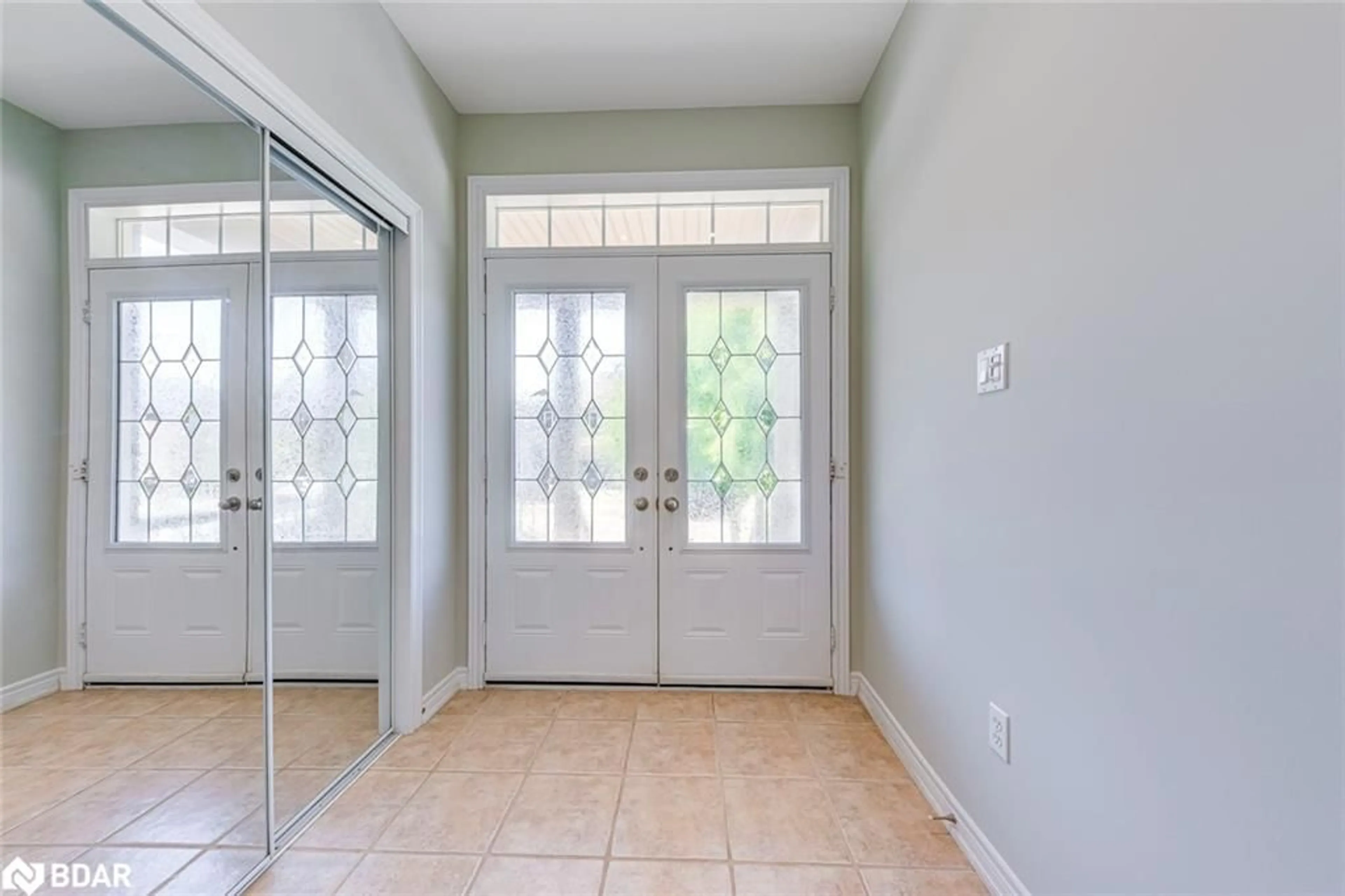Indoor entryway for 1254 Craigleith Rd, Oakville Ontario L6H 0B6