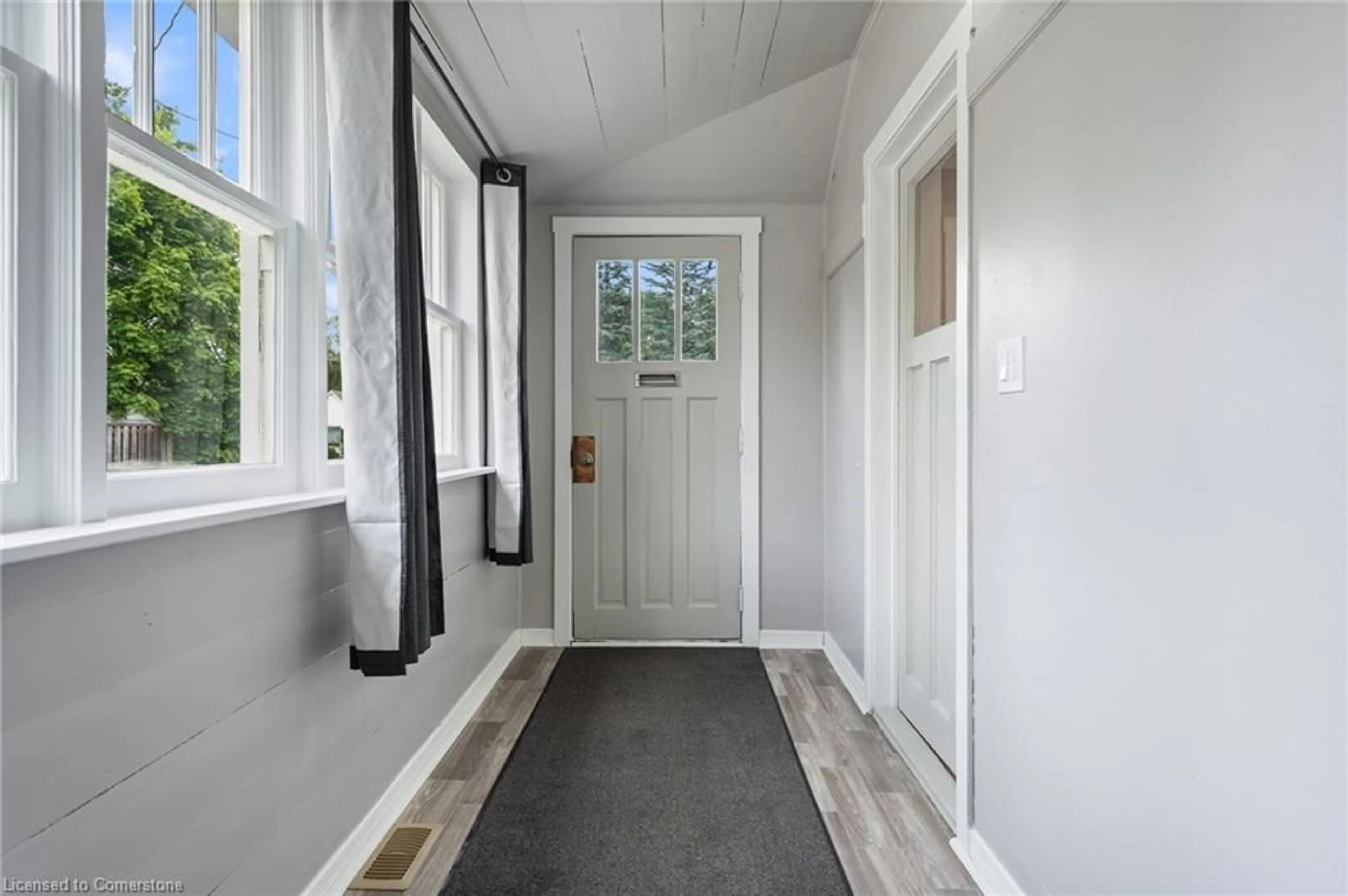 Indoor entryway for 198 Maes Lane, Delhi Ontario N4B 1P2