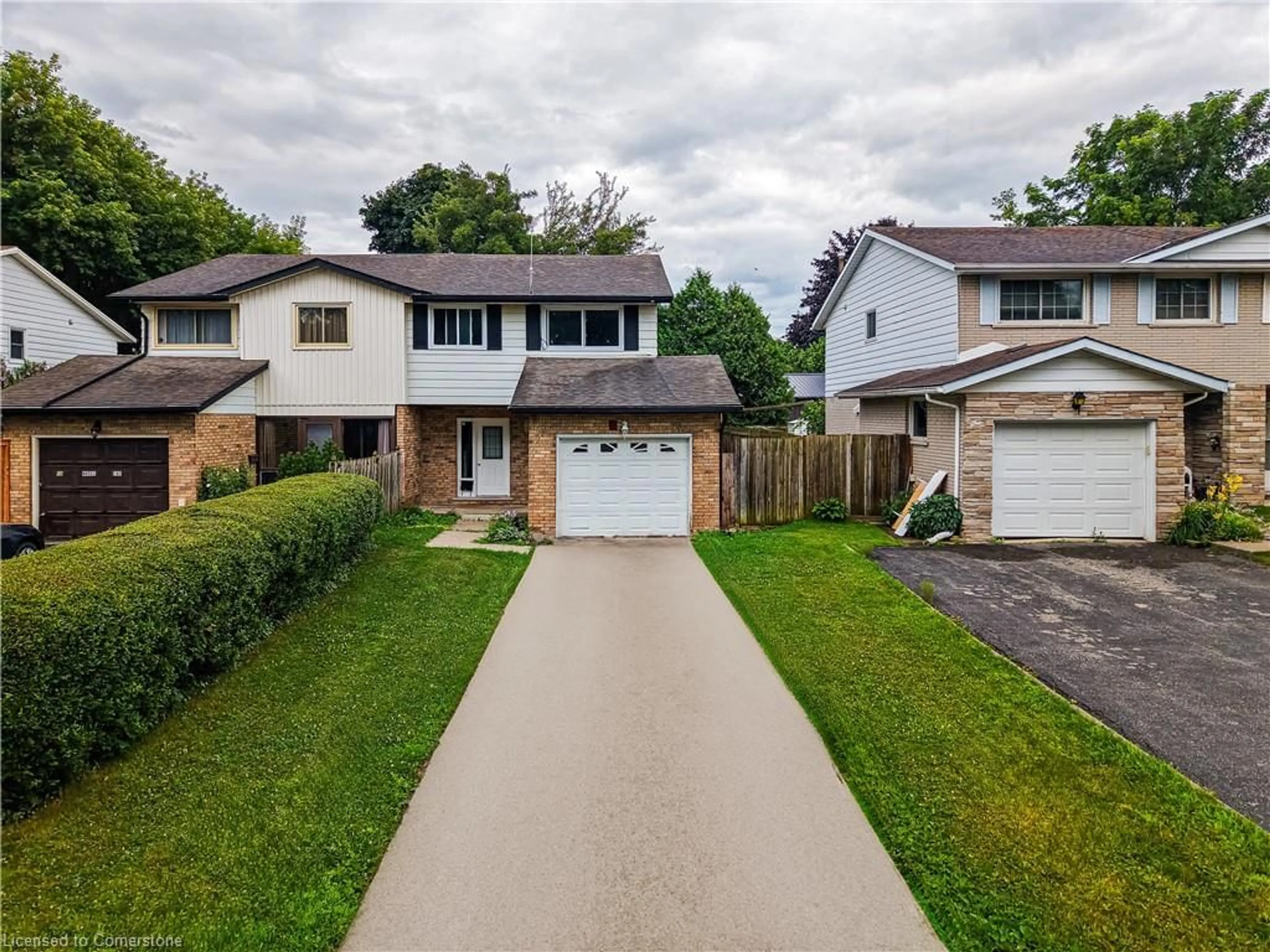 A pic from outside/outdoor area/front of a property/back of a property/a pic from drone, street for 8 Woods End, Brantford Ontario N3R 6M8