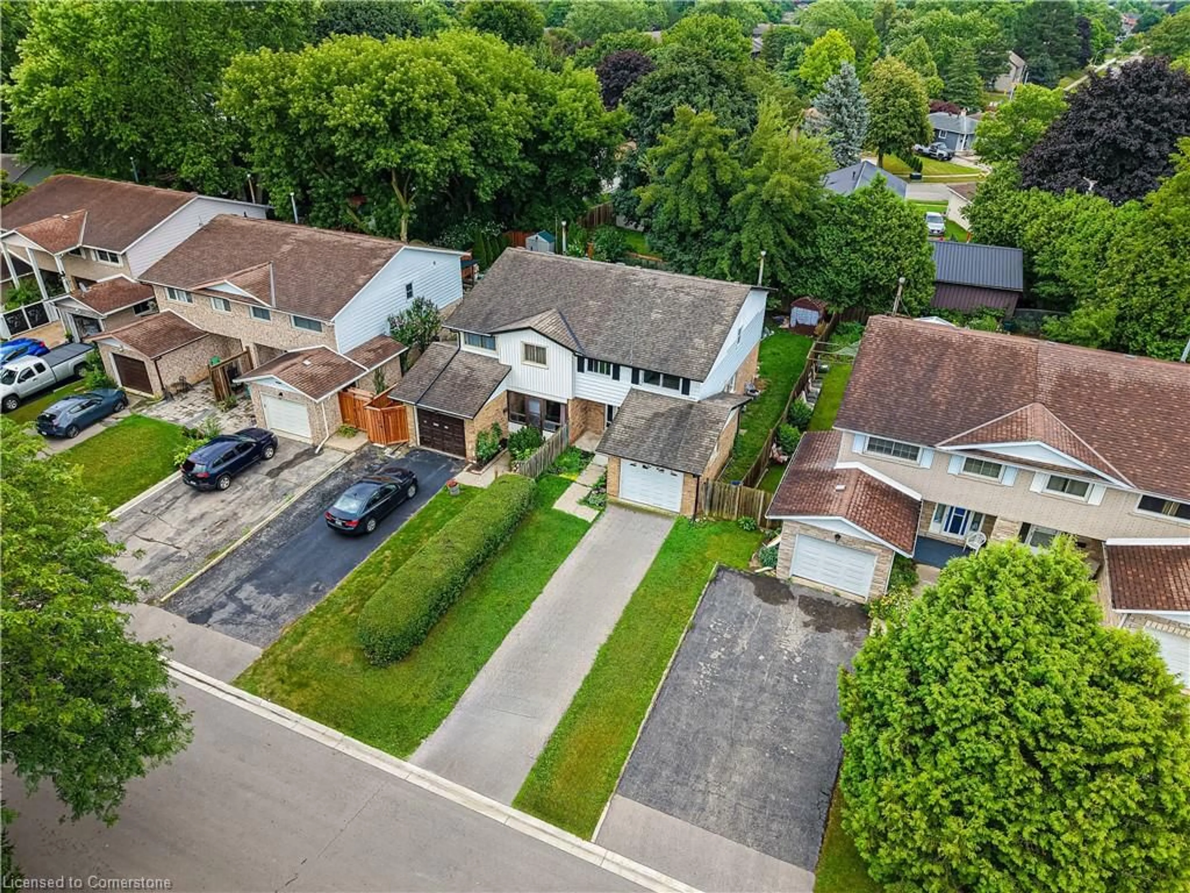 A pic from outside/outdoor area/front of a property/back of a property/a pic from drone, street for 8 Woods End, Brantford Ontario N3R 6M8