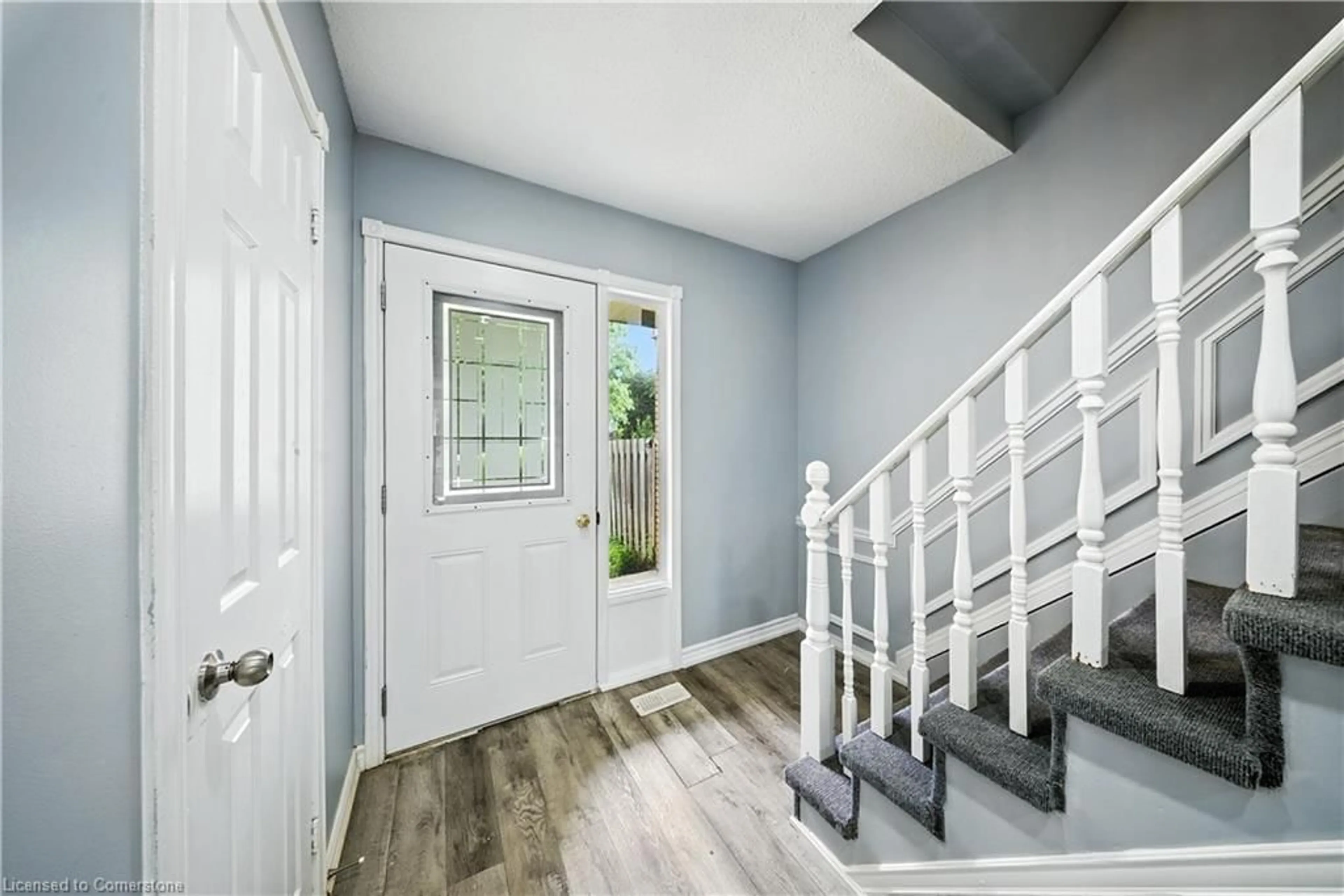 Indoor entryway for 8 Woods End, Brantford Ontario N3R 6M8