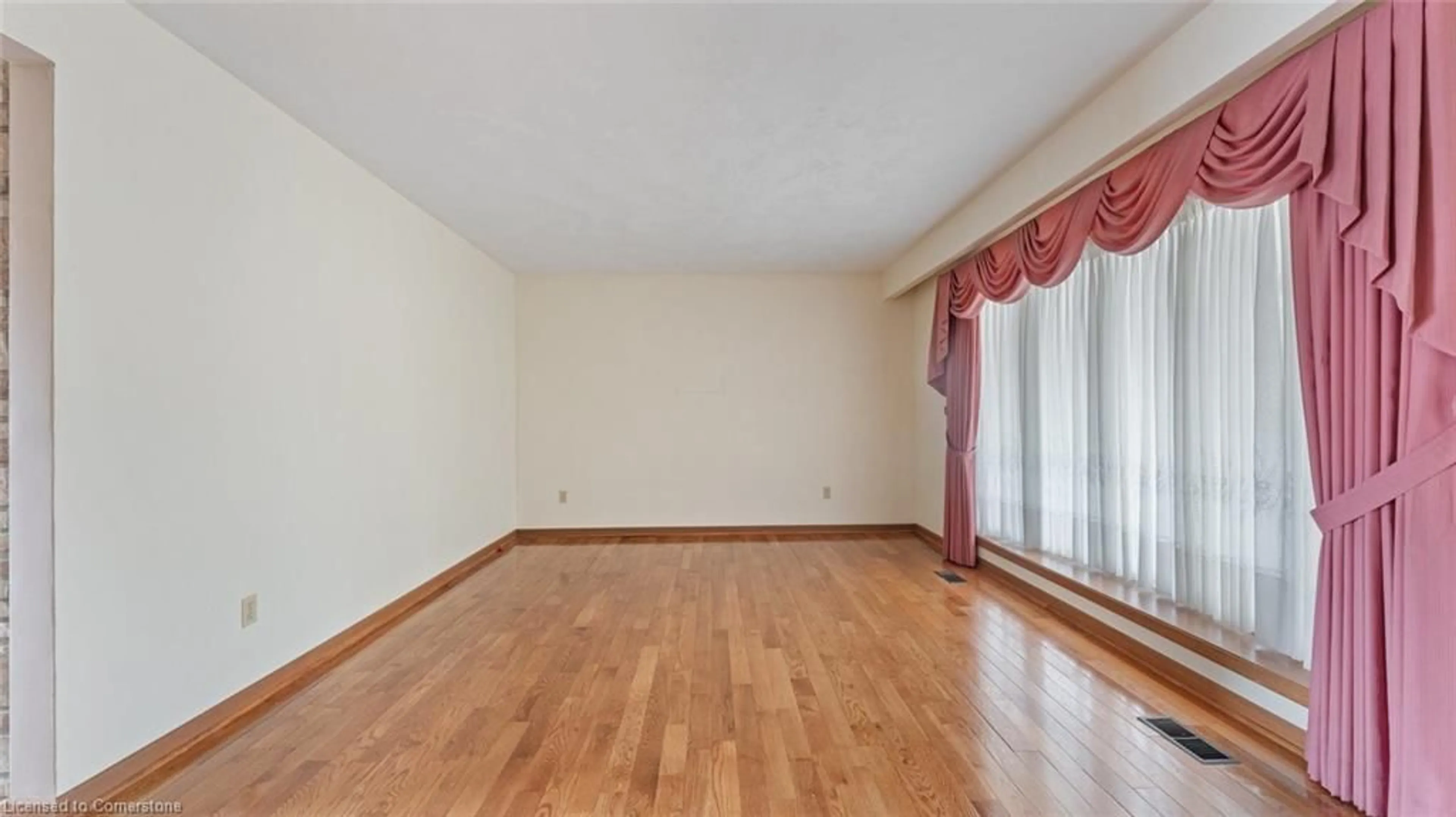 A pic of a room for 210 Marshall Ave, Delhi Ontario N4B 1M2