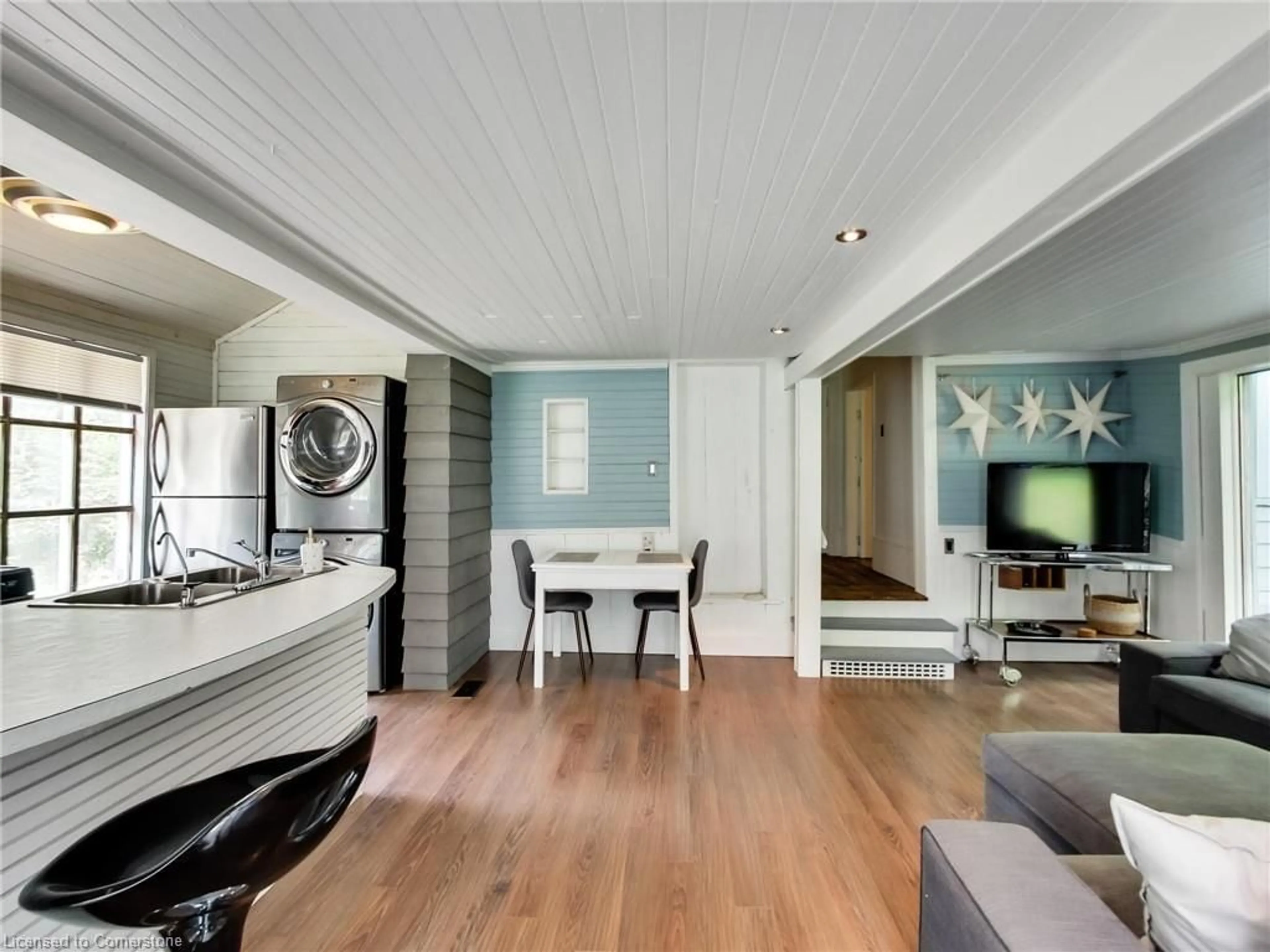 Open concept kitchen, wood/laminate floor for 6142 Guelph Line, Burlington Ontario L7P 0A4