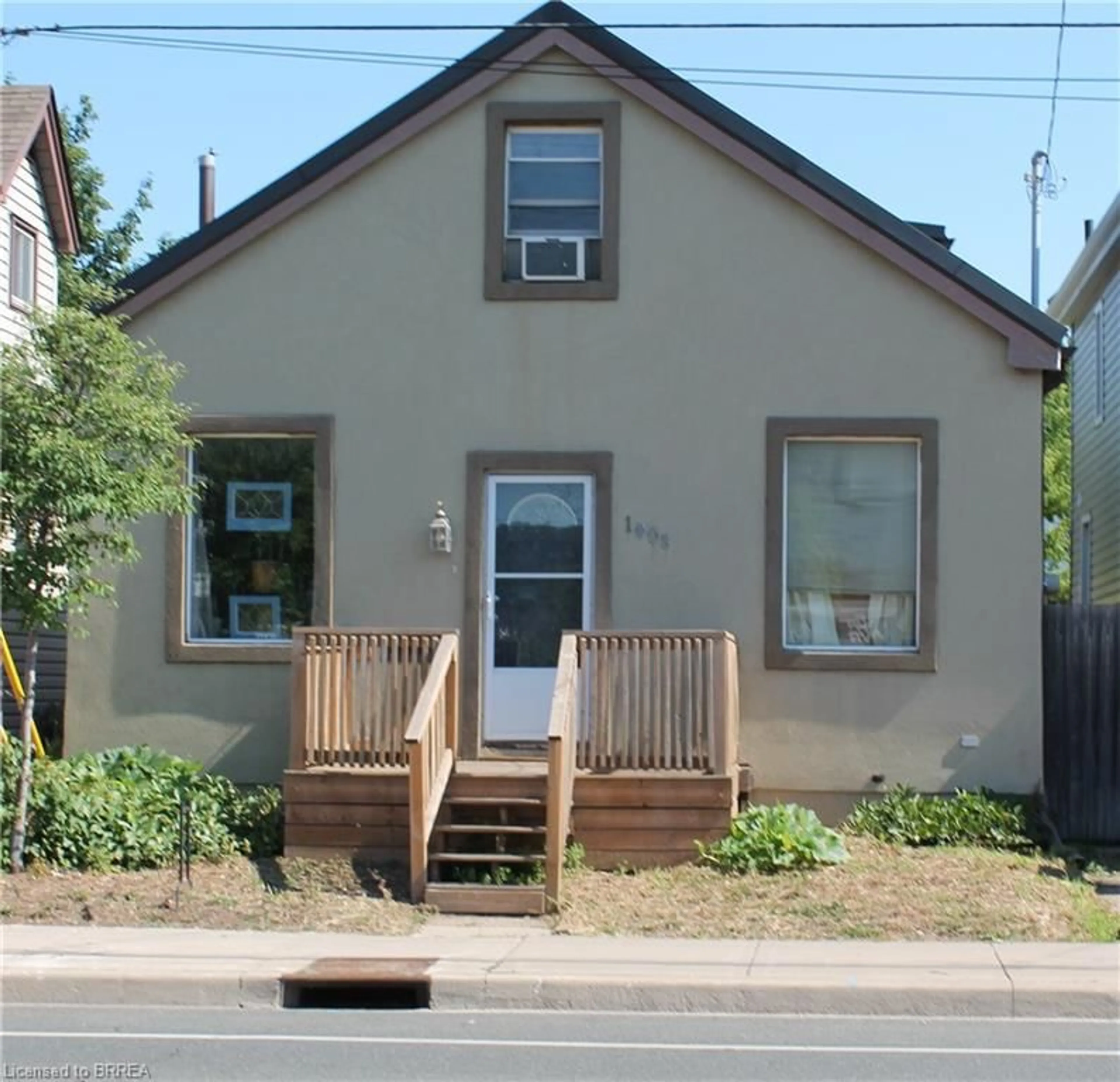 Home with vinyl exterior material, building for 1009 Cannon St, Hamilton Ontario L8L 2H4