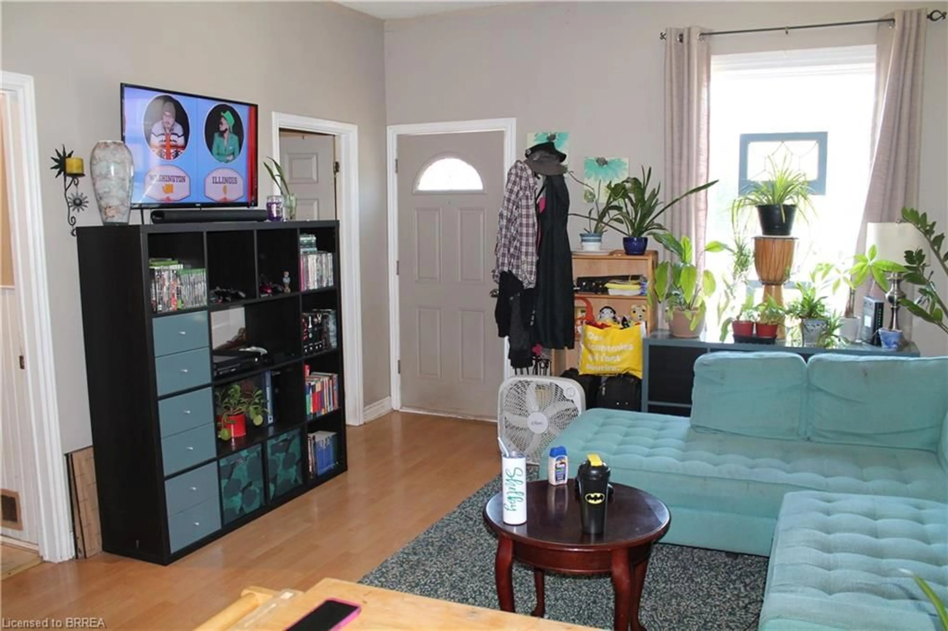 Living room with furniture, wood/laminate floor for 1009 Cannon St, Hamilton Ontario L8L 2H4