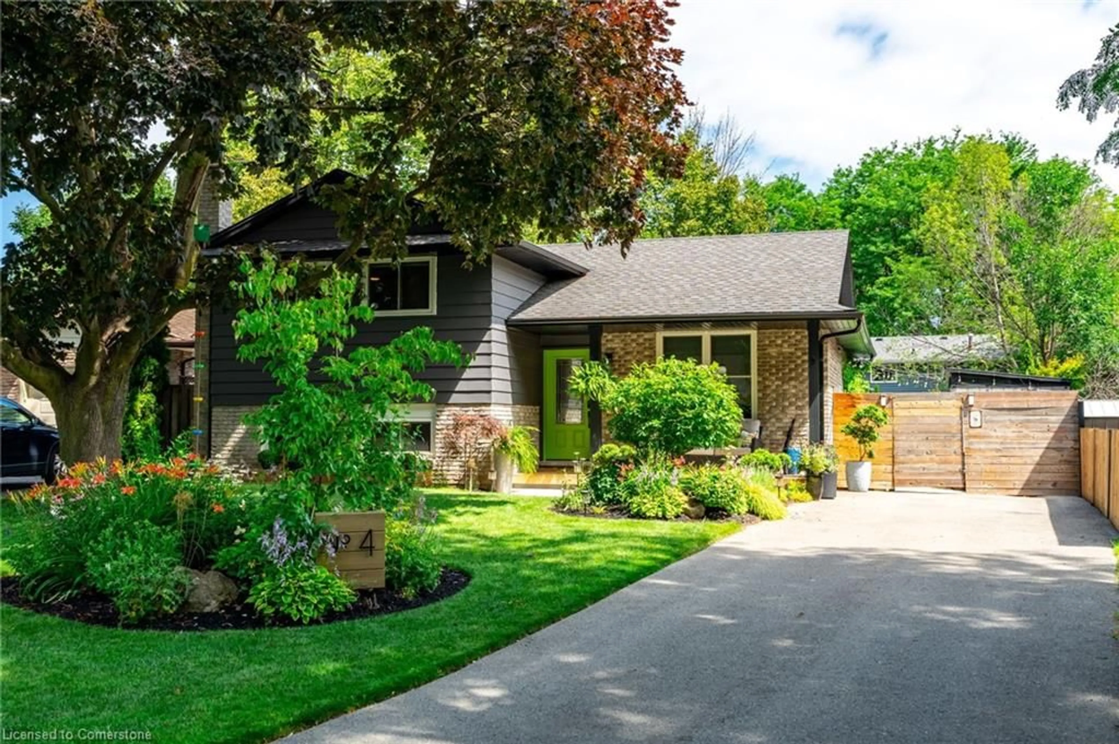 Home with vinyl exterior material, street for 4 Rosemount Crt, Grimsby Ontario L3M 4M2