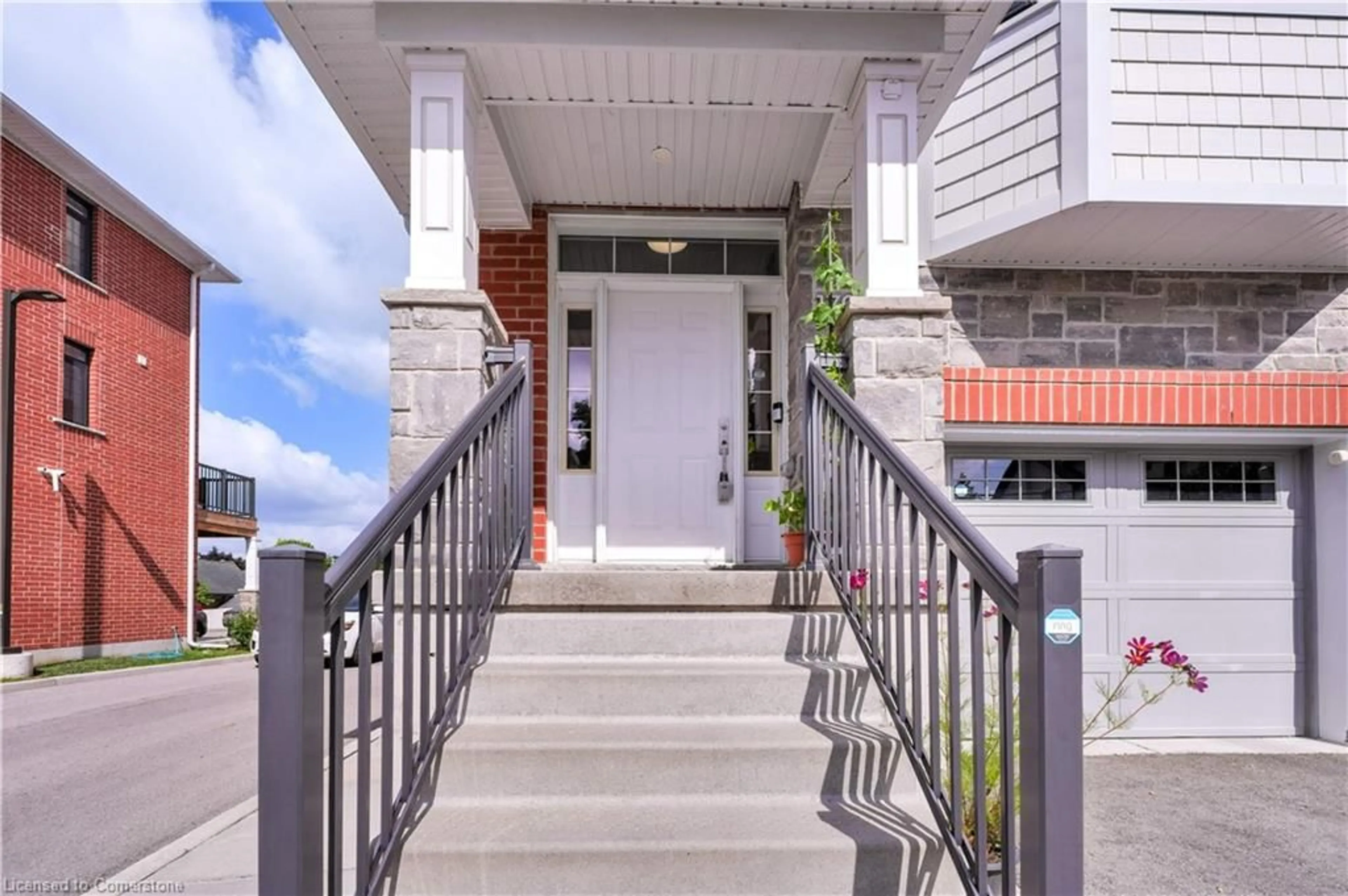 Indoor entryway for 170 Benton St #16, Kitchener Ontario N2G 3H8