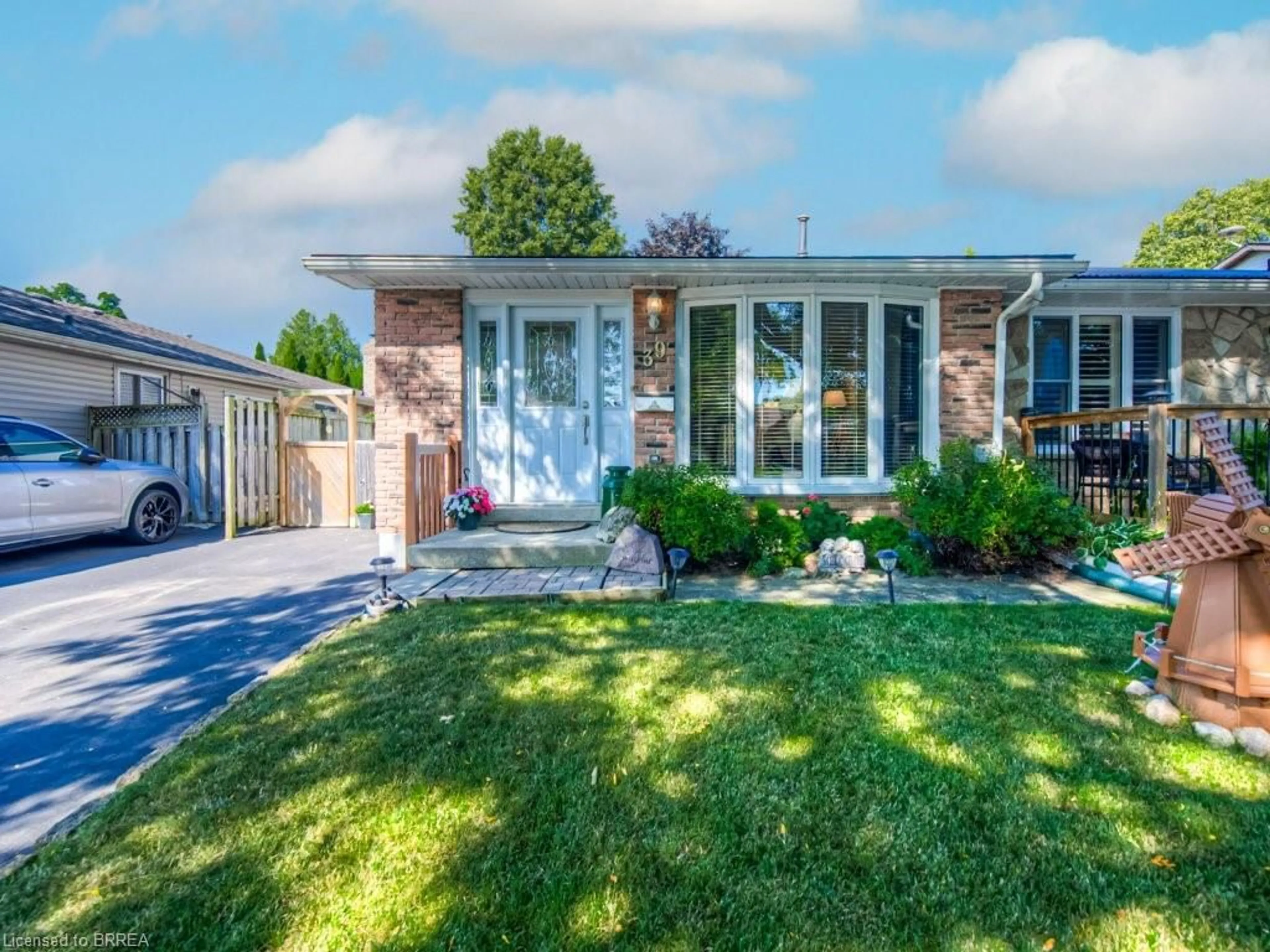 Home with brick exterior material, street for 39 Ivanhoe Rd, Brantford Ontario N3R 6V1