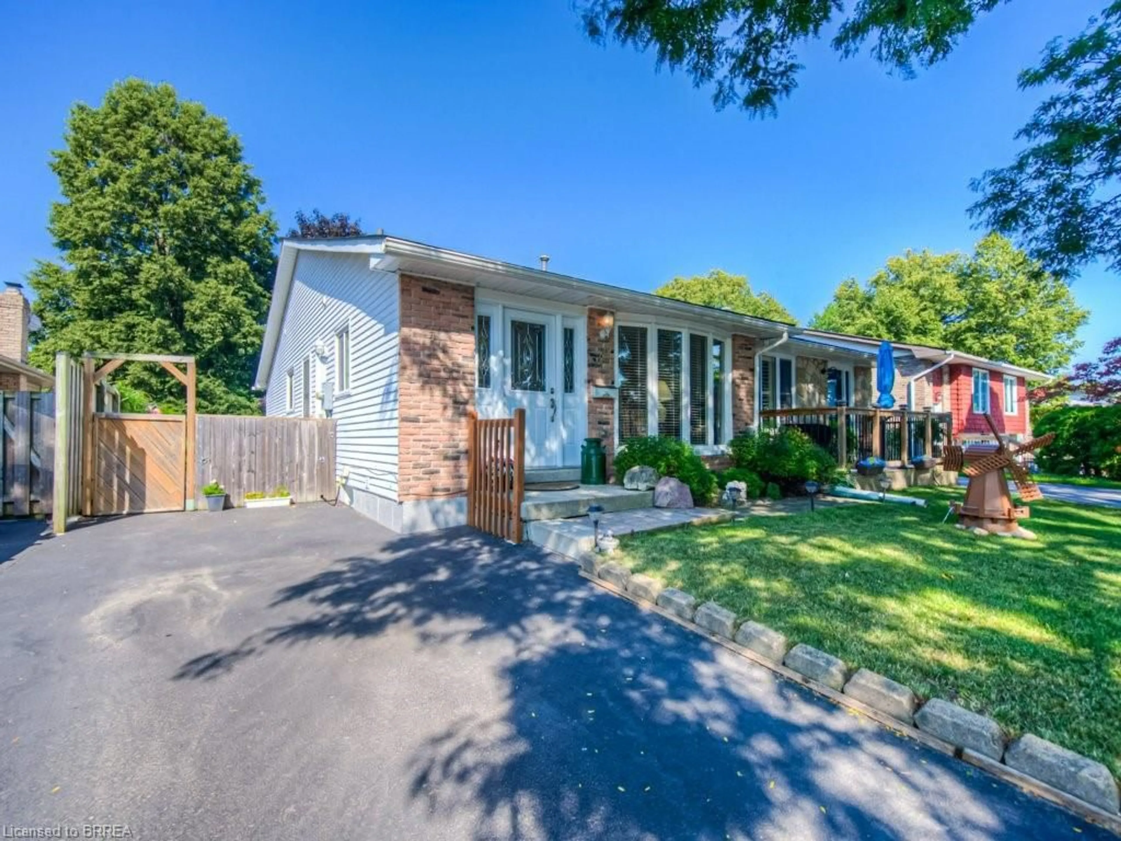 Home with brick exterior material, street for 39 Ivanhoe Rd, Brantford Ontario N3R 6V1