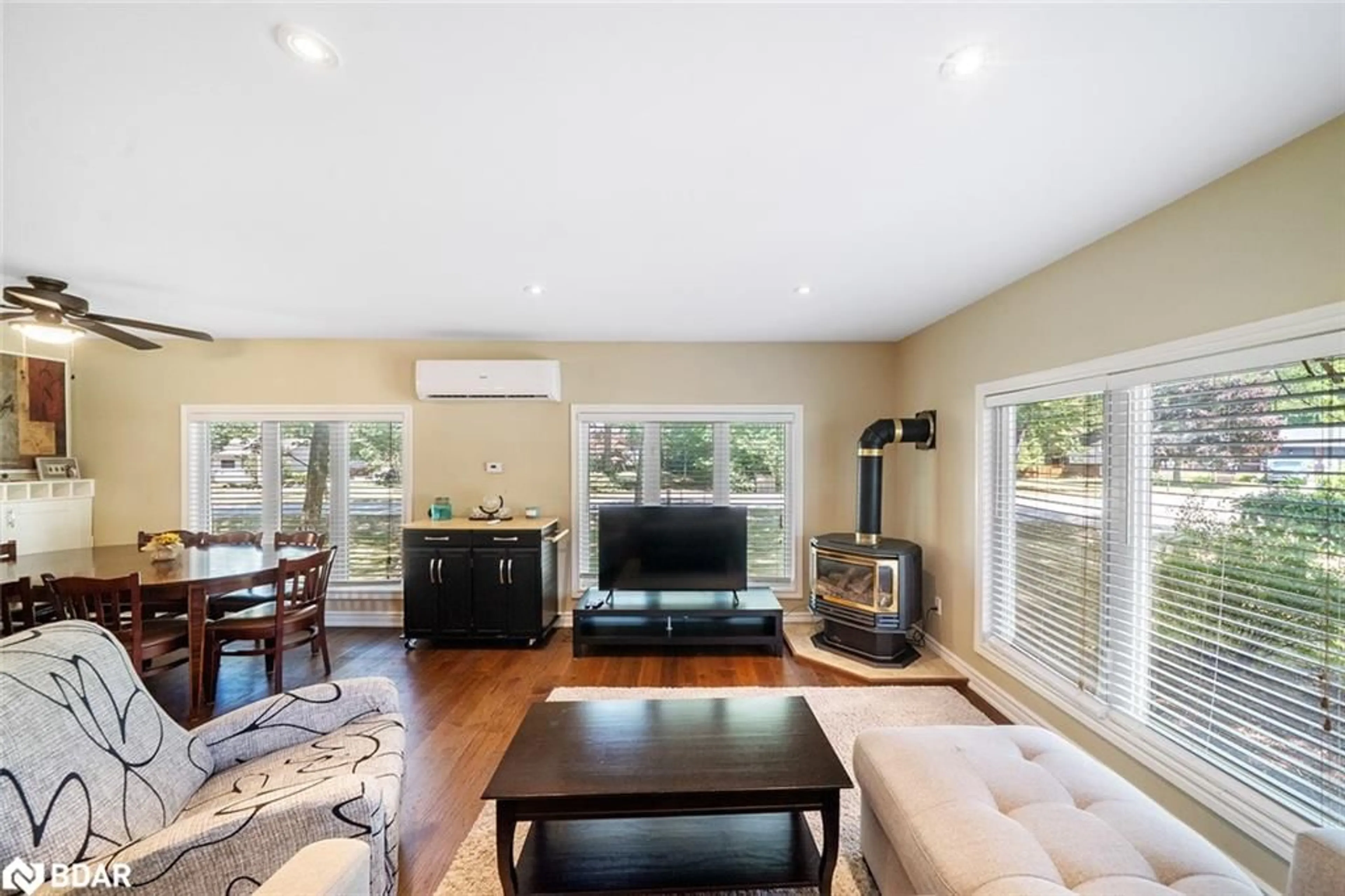 Living room with furniture, unknown for 40 Antigua Dr, Wasaga Beach Ontario L9Z 2S3