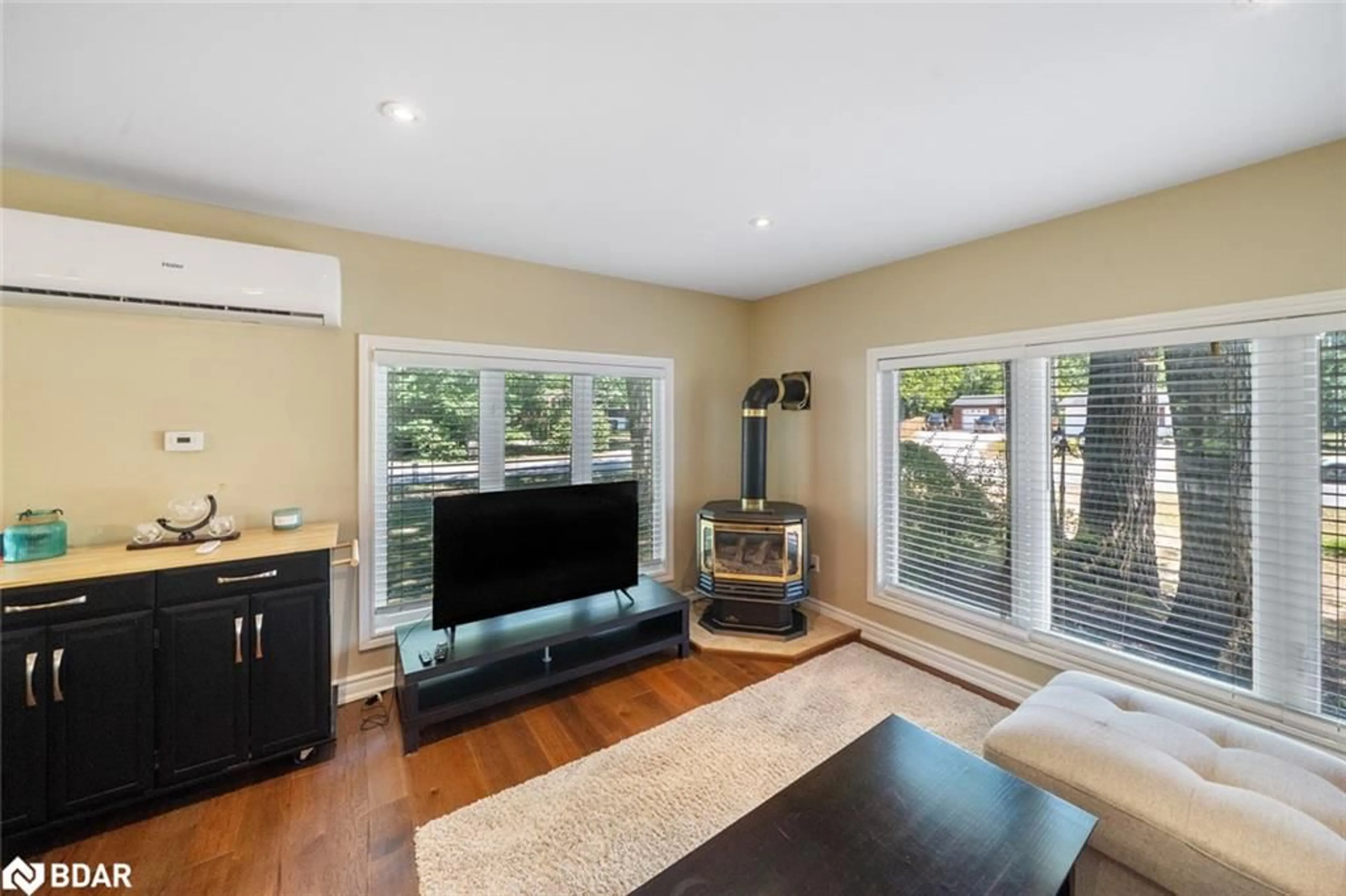 Living room with furniture, wood/laminate floor for 40 Antigua Dr, Wasaga Beach Ontario L9Z 2S3