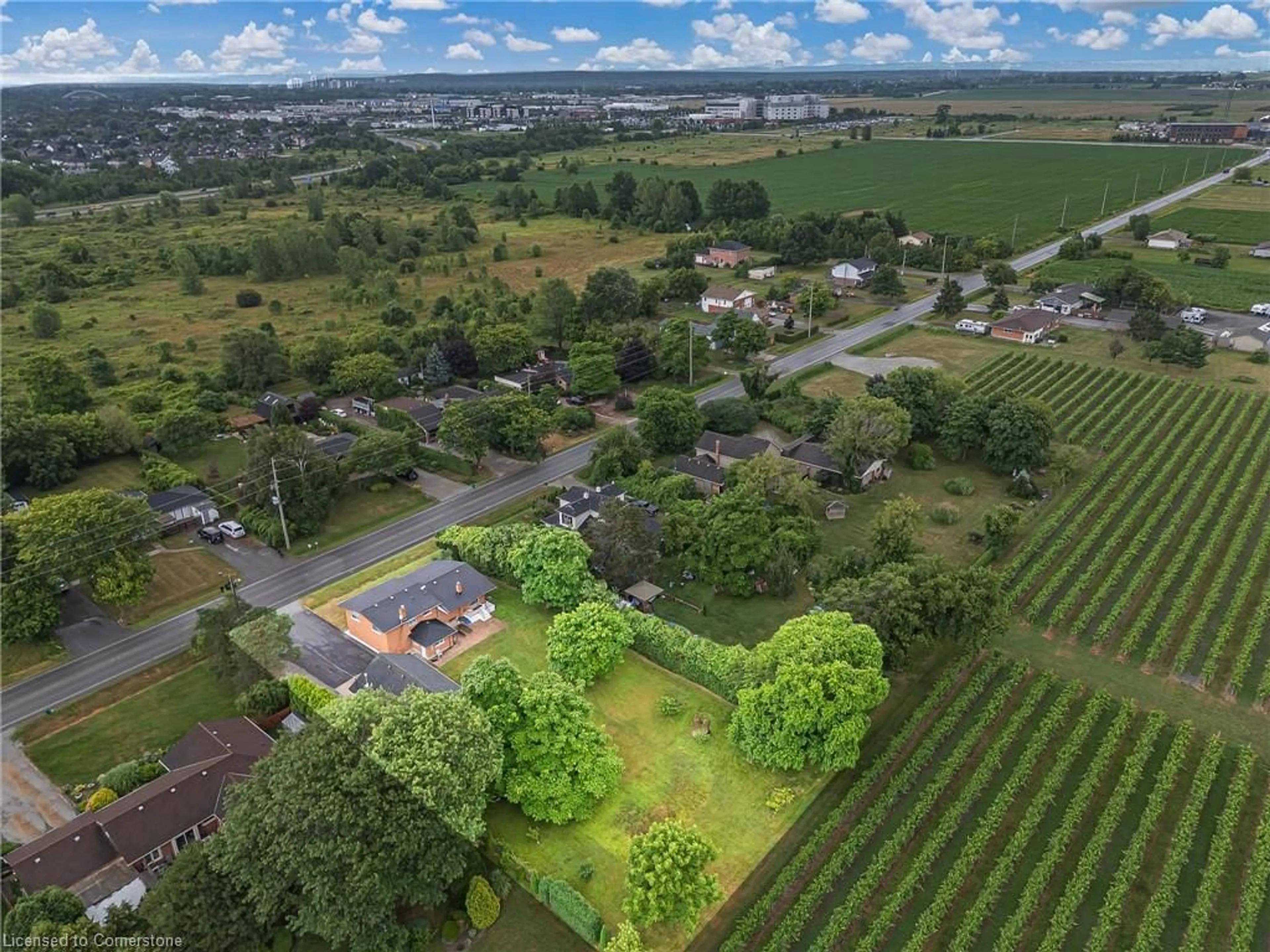 A pic from outside/outdoor area/front of a property/back of a property/a pic from drone, unknown for 1787 Third St, St. Catharines Ontario L2R 6P9