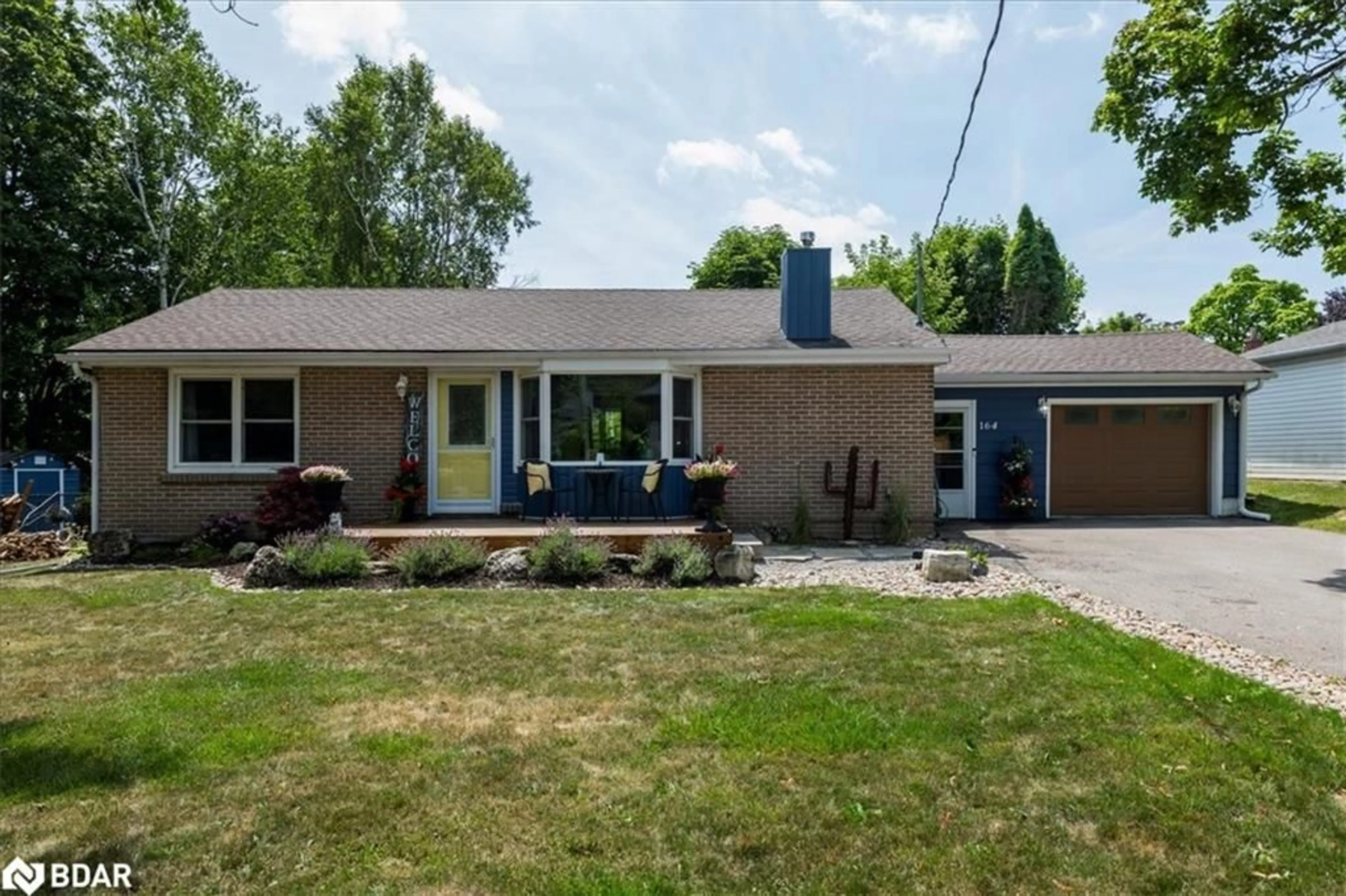 Home with brick exterior material, street for 164 Avenue Ave, Newmarket Ontario L3Y 1N4