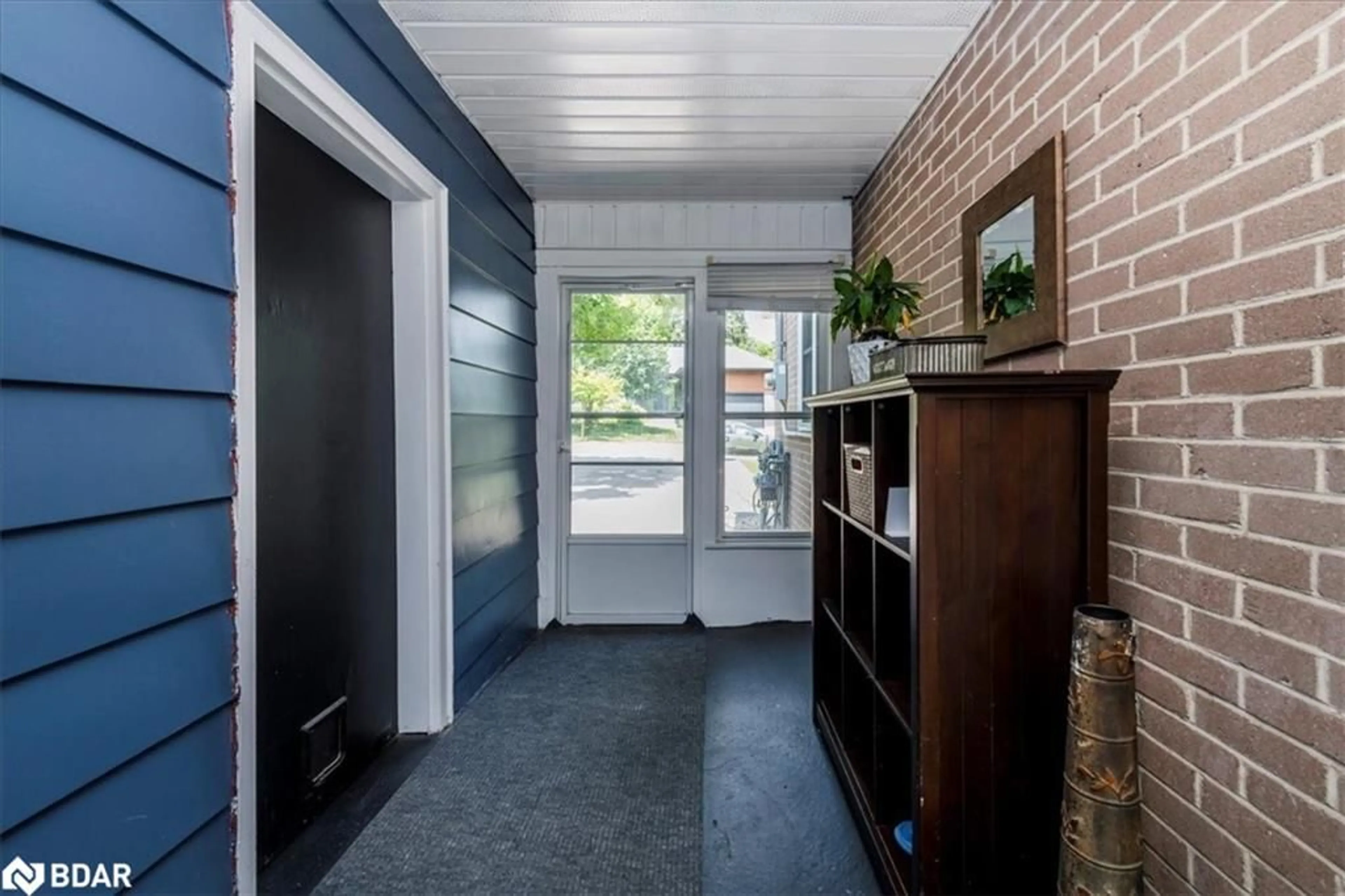 Indoor entryway for 164 Avenue Ave, Newmarket Ontario L3Y 1N4