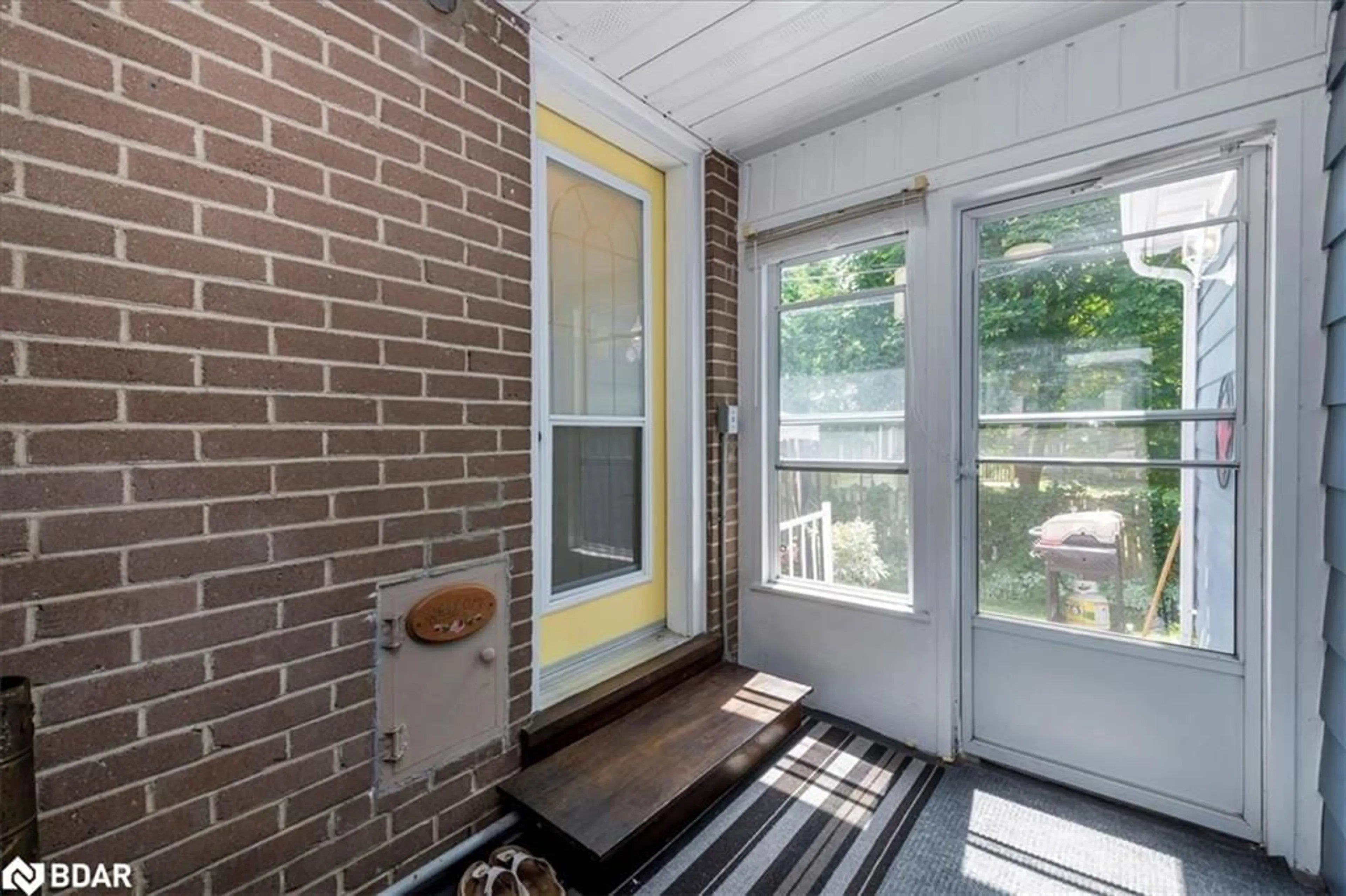 Indoor entryway for 164 Avenue Ave, Newmarket Ontario L3Y 1N4