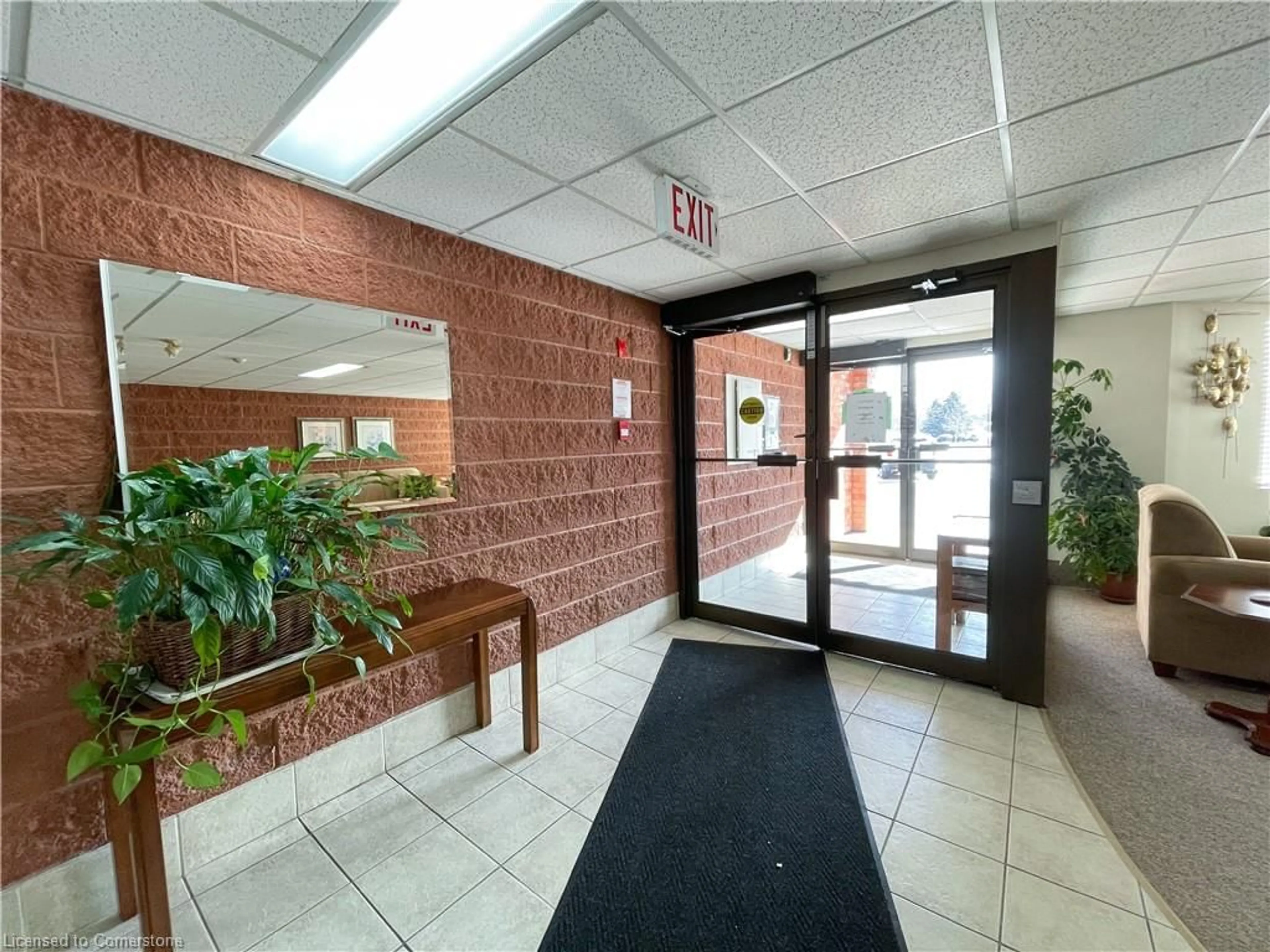 Indoor foyer for 17 Mill Pond Crt #405, Simcoe Ontario N3Y 5H9