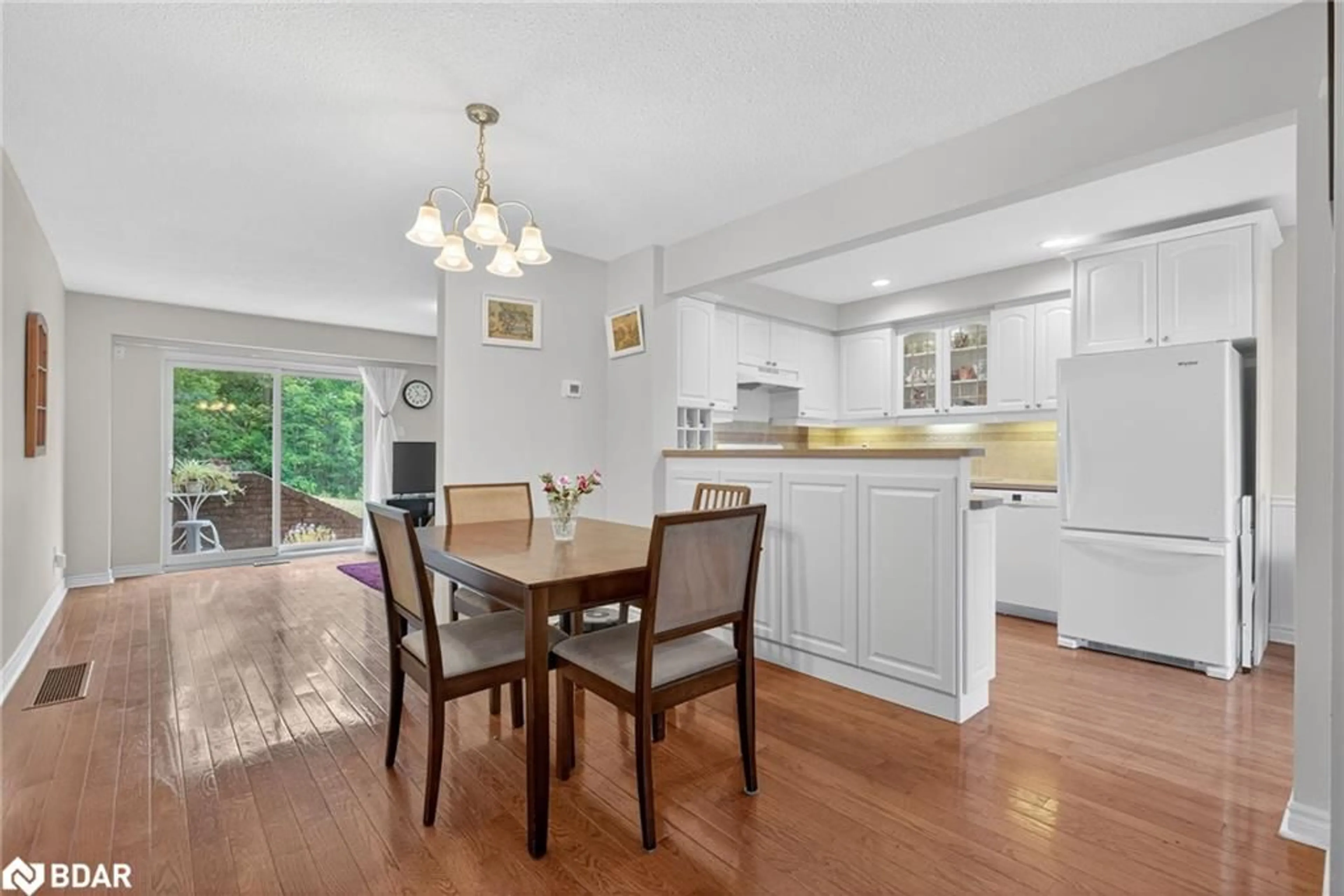 Open concept kitchen, wood/laminate floor for 17 St Vincent St #9, Barrie Ontario L4M 3Y3