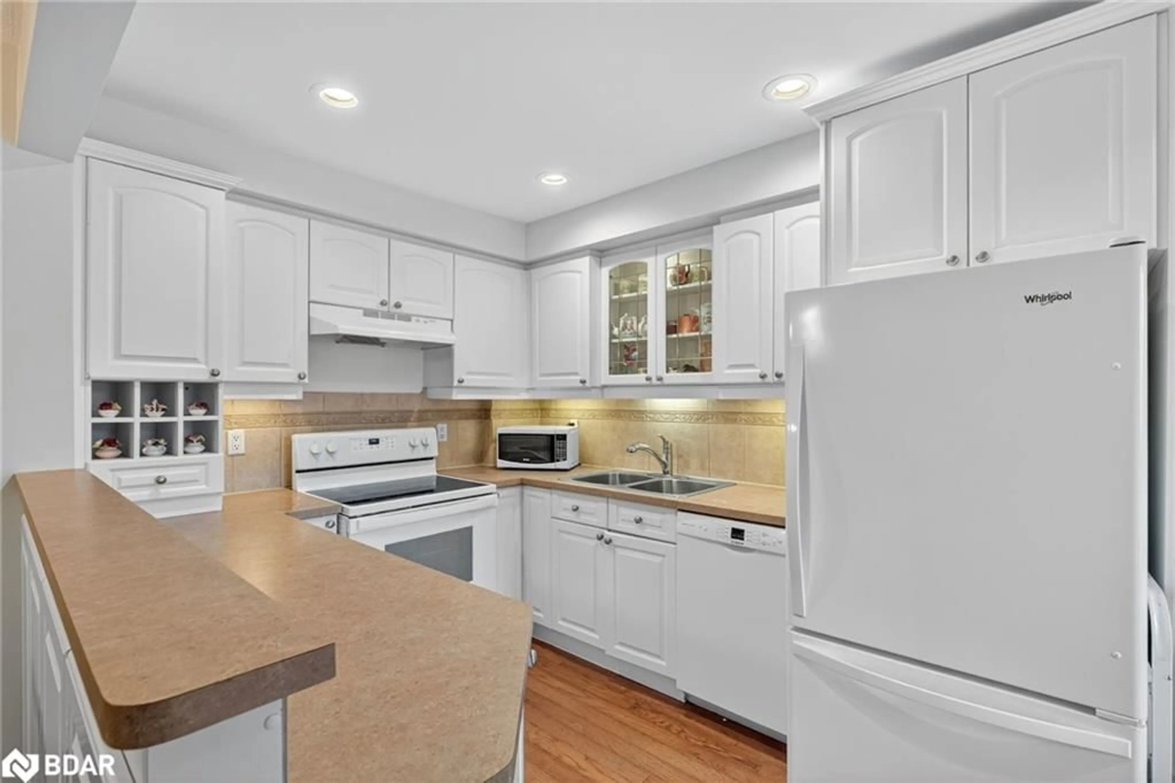Open concept kitchen, ceramic/tile floor for 17 St Vincent St #9, Barrie Ontario L4M 3Y3