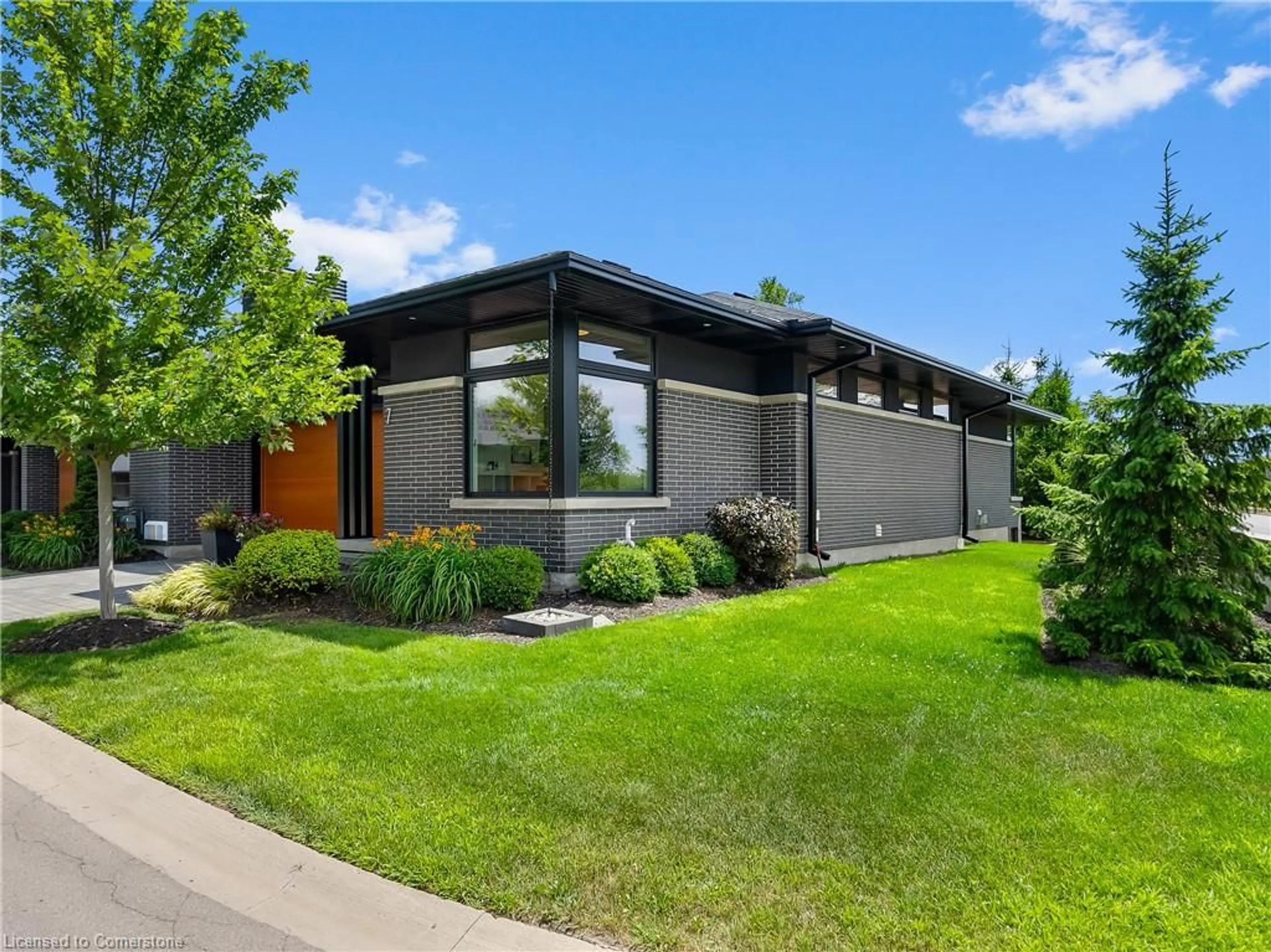 Home with vinyl exterior material, street for 7 Taliesin Trail, Welland Ontario L3C 0H5