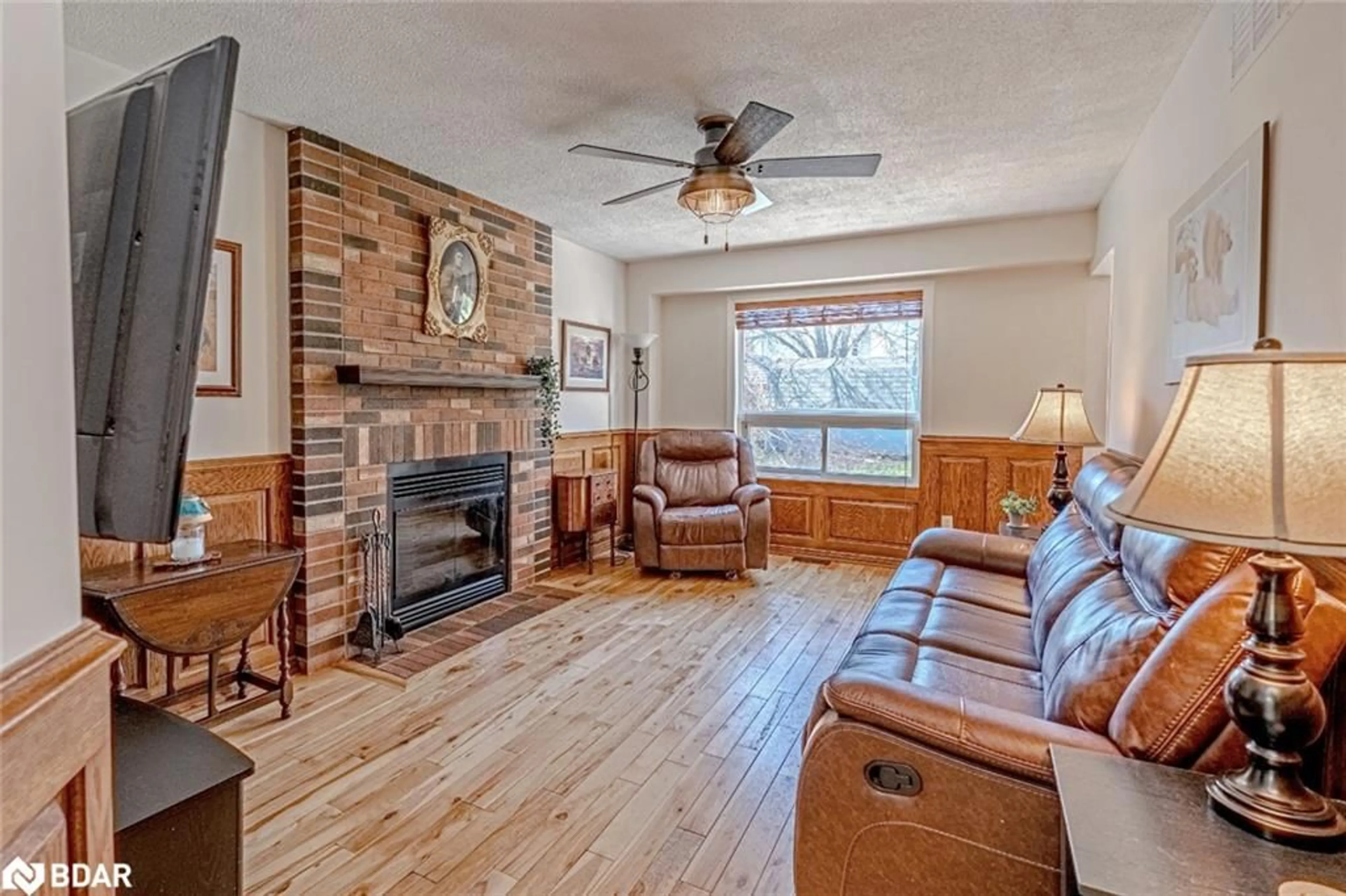 Living room with furniture, unknown for 36 Ford St, Barrie Ontario L4N 7J4