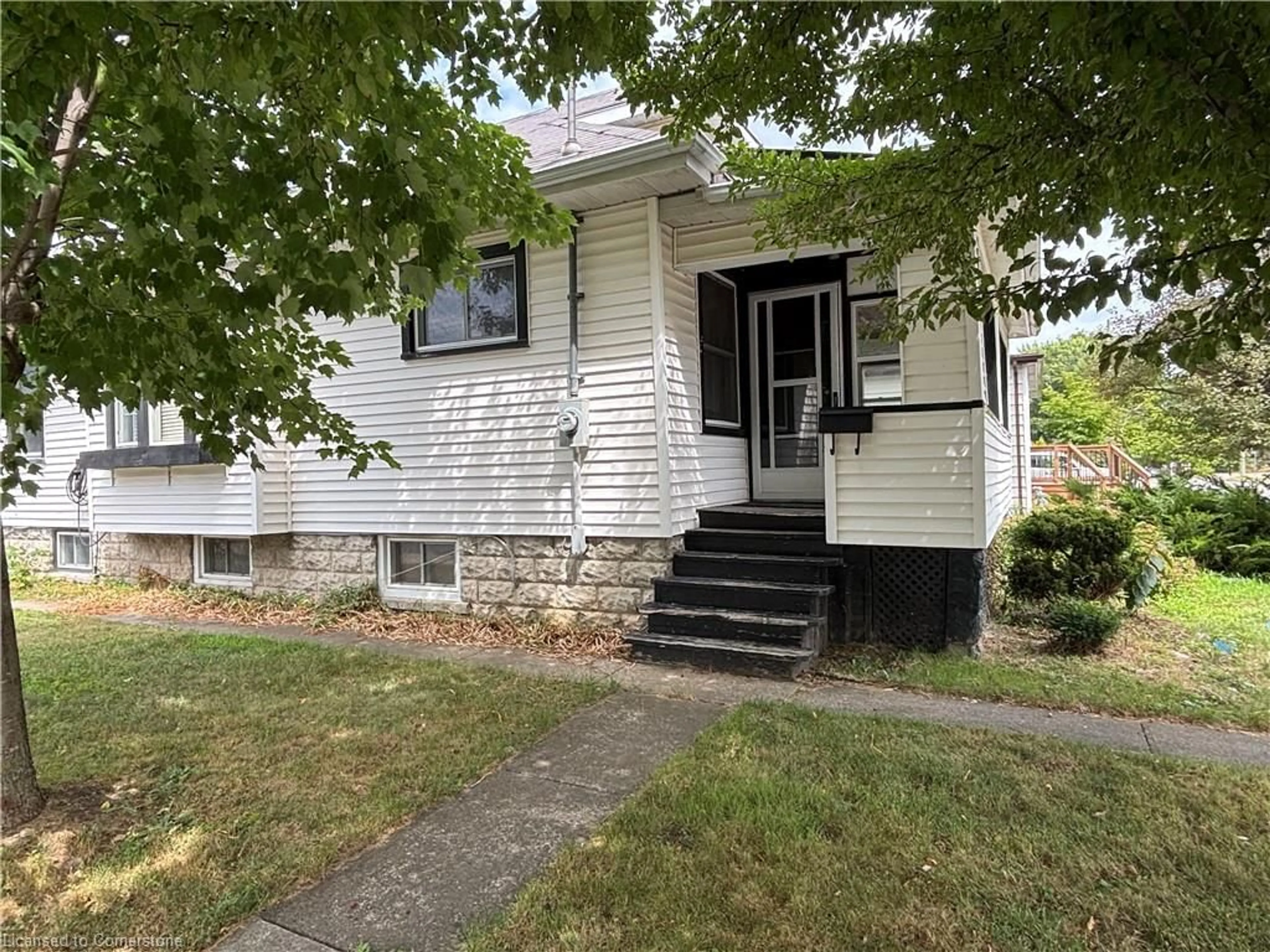 Home with vinyl exterior material, street for 9 Grantham Ave, St. Catharines Ontario L2P 3B3