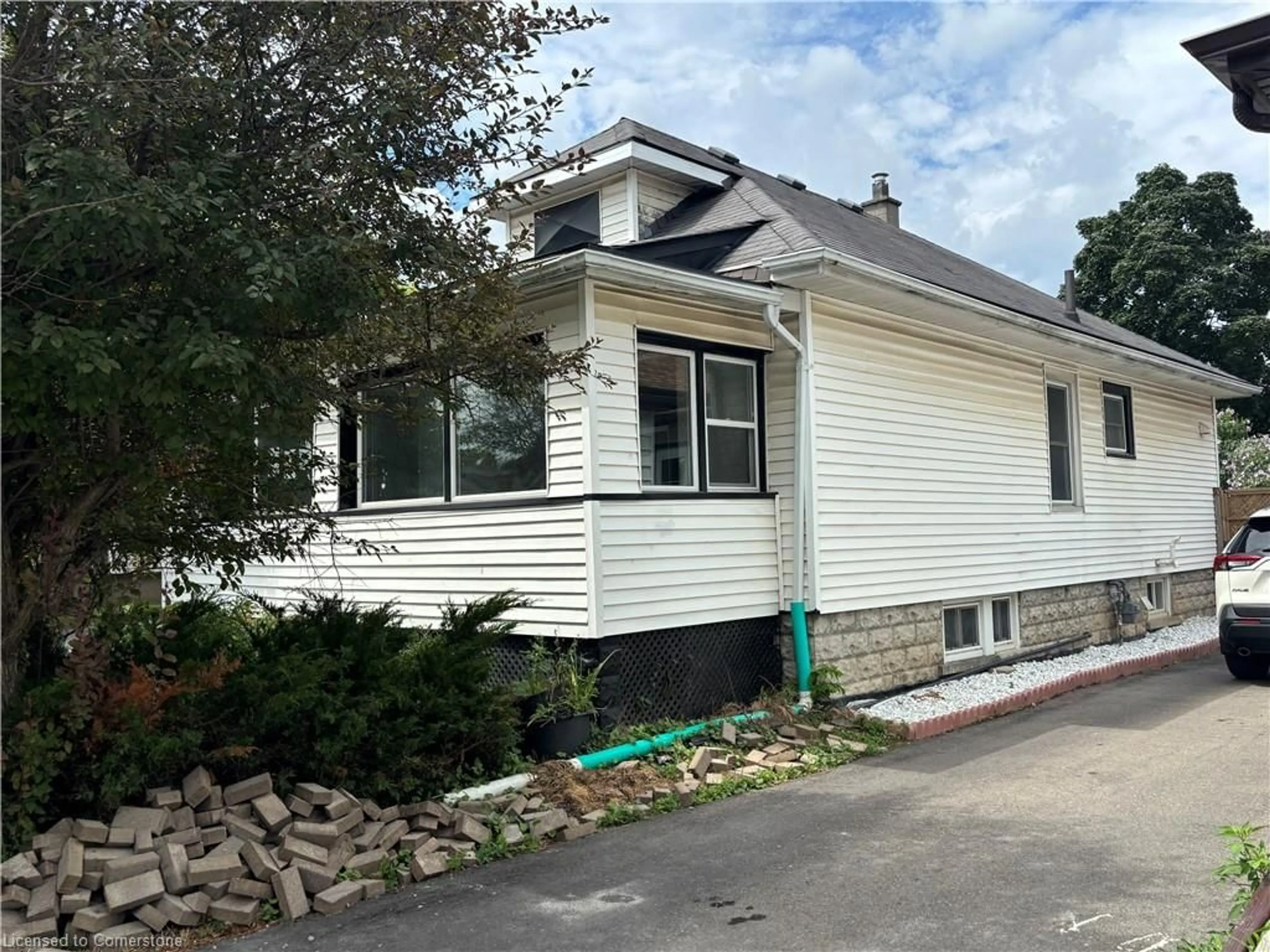 Home with vinyl exterior material, street for 9 Grantham Ave, St. Catharines Ontario L2P 3B3